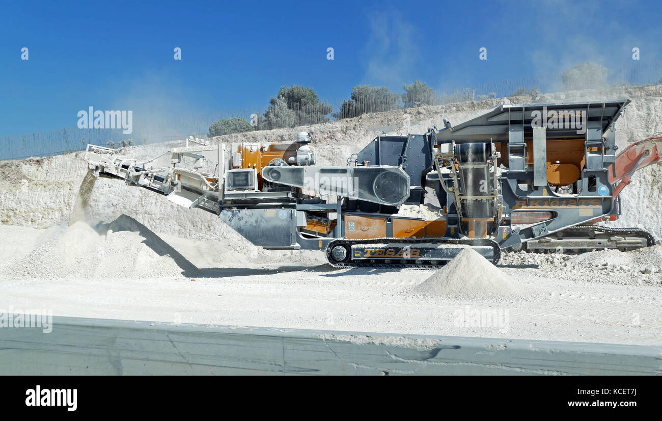 Giant mobile rock Brecher sind im Straßenbau und den Bau in der Nähe von Jerusalem, Israel eingesetzt. Stockfoto