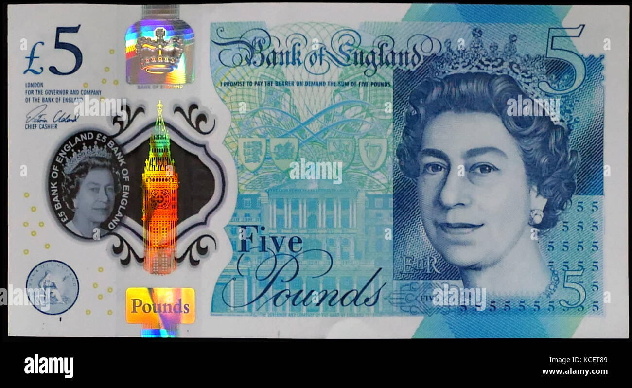 Die Bank von England £ 5 Hinweis, ist eine Banknote des Pfund Sterling. Es ist die kleinste Stückelung der Banknoten von der Bank von England ausgestellt. Im September 2016, ein neues Polymer Hinweis wurde eingeführt, mit dem Bild der Königin Elisabeth II. auf der Vorderseite und ein Portrait von Winston Churchill auf der Rückseite Stockfoto