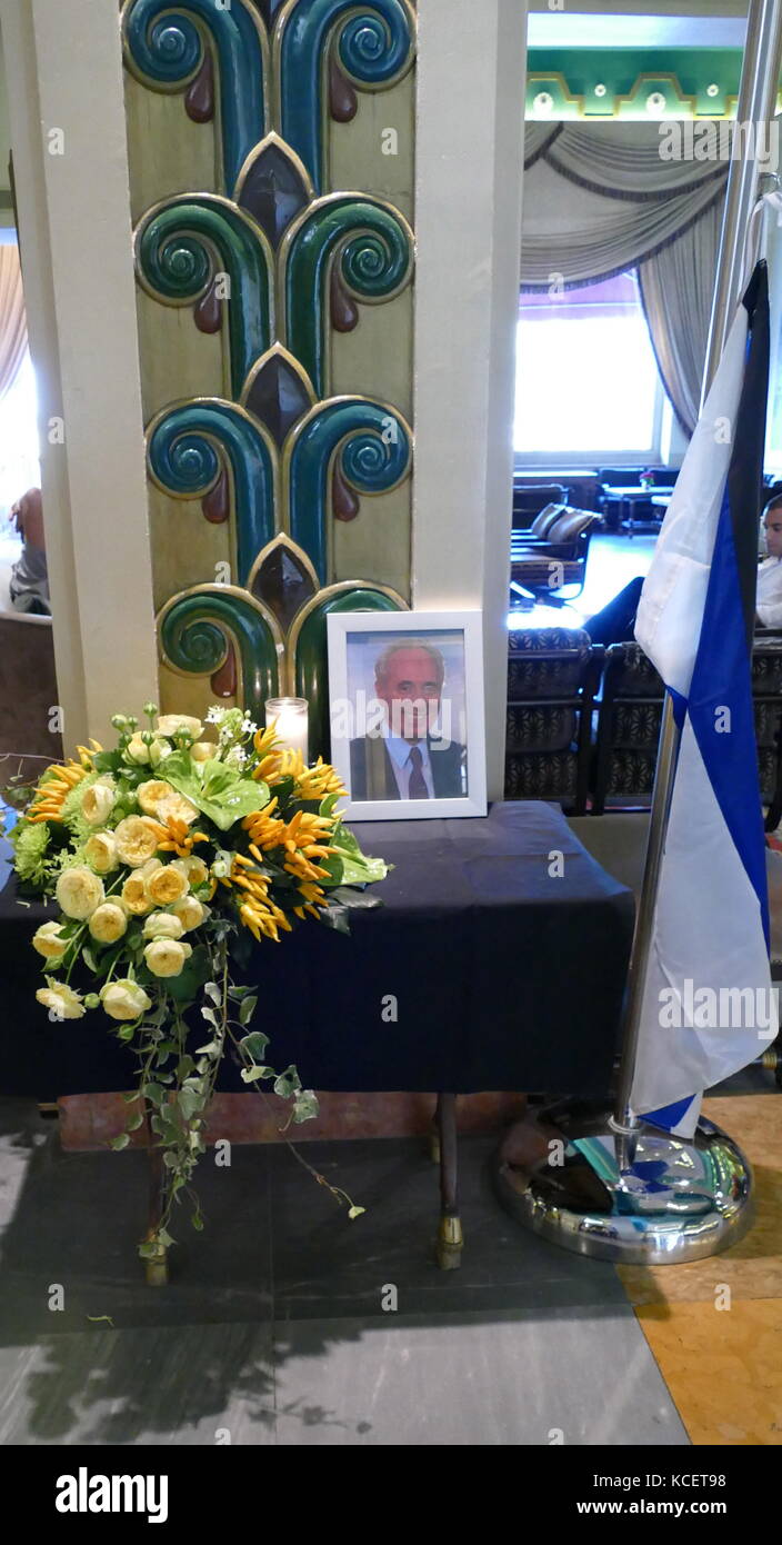 Flagge und Portrait als Tribut für das Begräbnis des ehemaligen israelischen Ministerpräsidenten Shimon Peres, das King David Hotel, Jerusalem 2016 Stockfoto