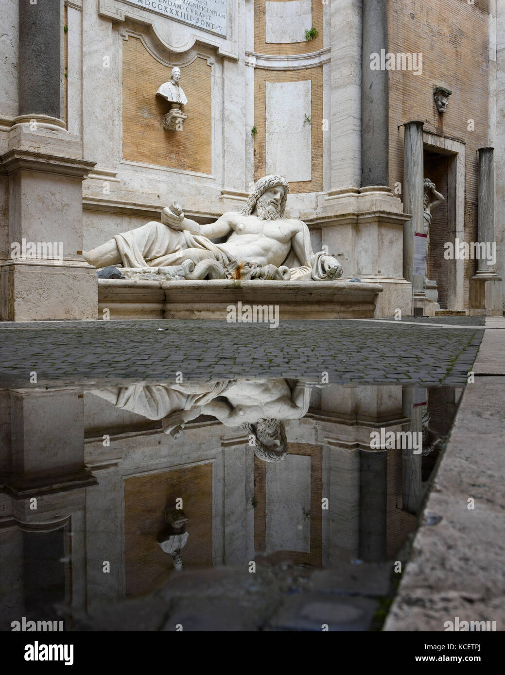 Rom. Italien. Kolossale Statue des Flusses Gott okeanos, aka Marforio, 1. Jh. N.CHR. im Innenhof des Palazzo dei Conservatori, Kapitolinischen Museen Stockfoto