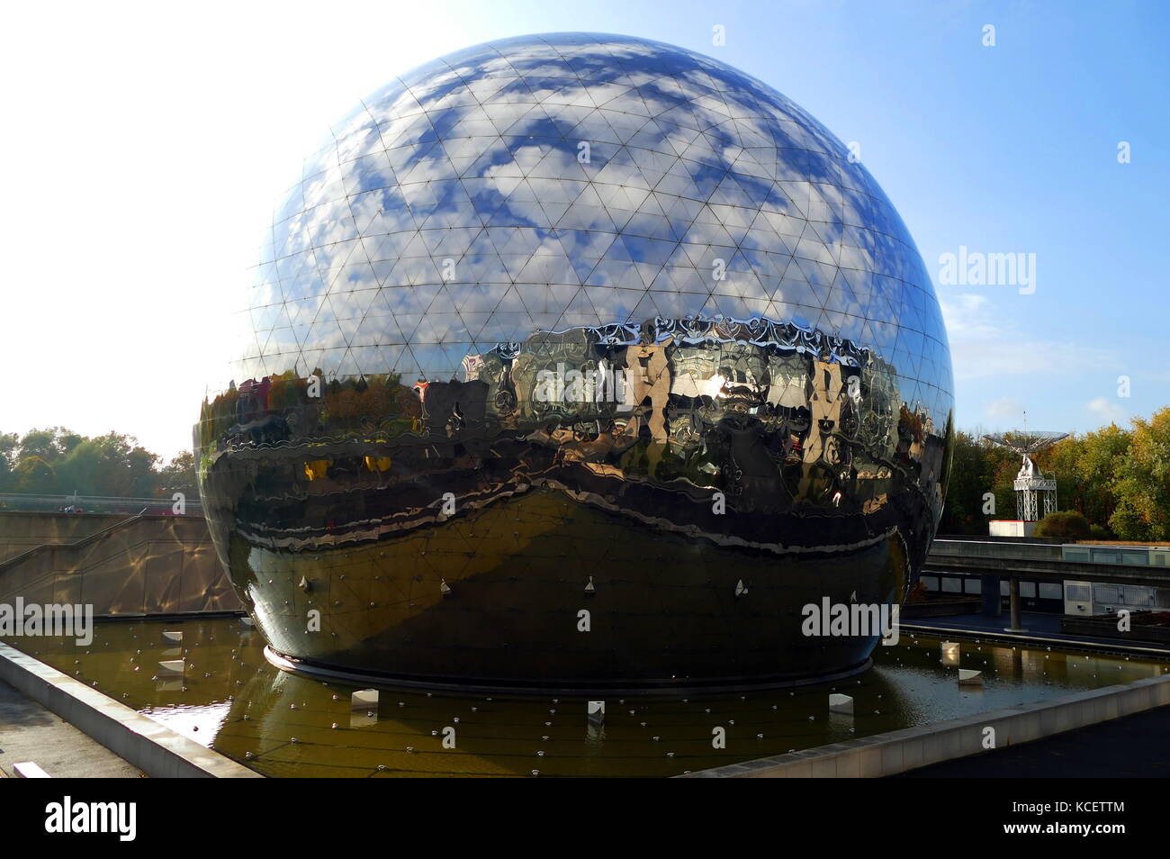 La Géode ist ein Spiegel - fertigen geodätische Kuppel wurde 1985 in Paris eröffnet. Er hält eine Omnimax Theater im Parc de la Villette in der Cité des Sciences et de l'Industrie (Stadt der Wissenschaft und Industrie) im 19. arrondissement von Paris, Frankreich. Stockfoto