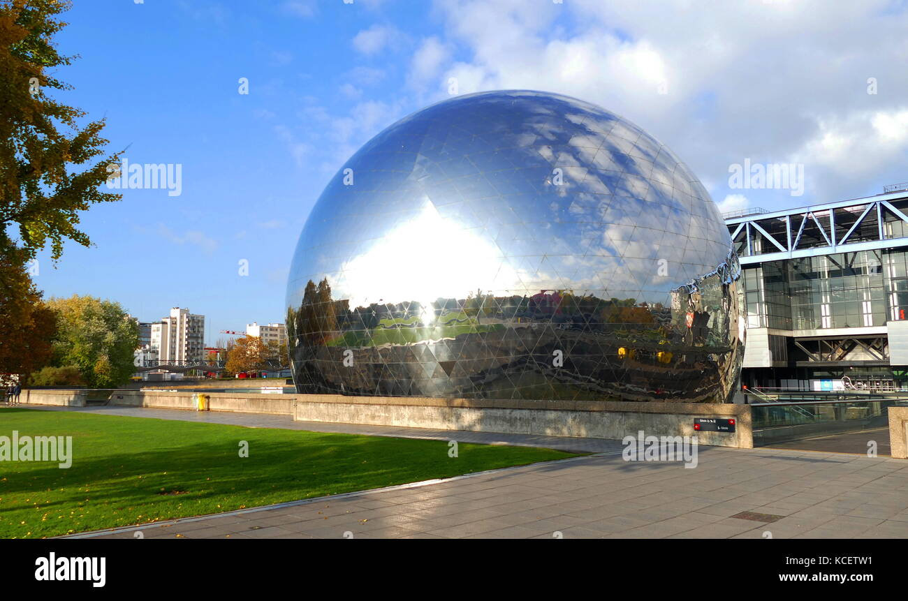 La Géode ist ein Spiegel - fertigen geodätische Kuppel wurde 1985 in Paris eröffnet. Er hält eine Omnimax Theater im Parc de la Villette in der Cité des Sciences et de l'Industrie (Stadt der Wissenschaft und Industrie) im 19. arrondissement von Paris, Frankreich. Stockfoto