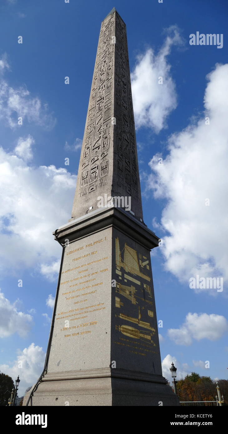 In der Mitte der Place de la Concorde, Paris ist ein gigantischer Obelisk geschmückt mit Hieroglyphen die Verherrlichung der Herrschaft des Pharao Ramses II. Sie ist eine von zwei der ägyptischen Regierung gab der Französischen im 19. Jahrhundert. Der Obelisk markiert den Eingang zum Tempel von Luxor. Die selbst erklärten Khedive von Ägypten, Muhammad Ali Pascha, bot die 3.300-jährige Obelisk von Luxor nach Frankreich im Jahr 1829. Es kam in Paris am 21. Dezember 1833. Drei Jahre später, am 25. Oktober 1836, König Louis Philippe hatte es in der Mitte der Place de la Concorde. Stockfoto
