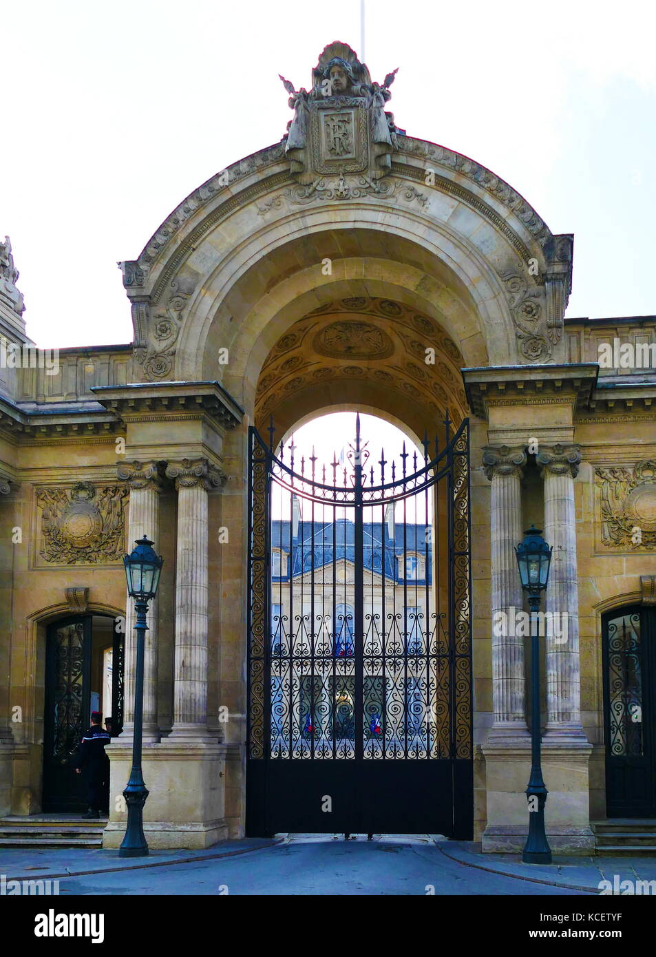 Der Elysée-palast (Palais de l'Élysée) ist die offizielle Residenz des Präsidenten der Französischen Republik seit 1848. Dating zum Anfang des 18. Jahrhunderts, enthält es das Amt des Präsidenten und der Treffpunkt der Ministerrat. Es liegt in der Nähe der Champs-Élysées im 8. arrondissement von Paris. Stockfoto