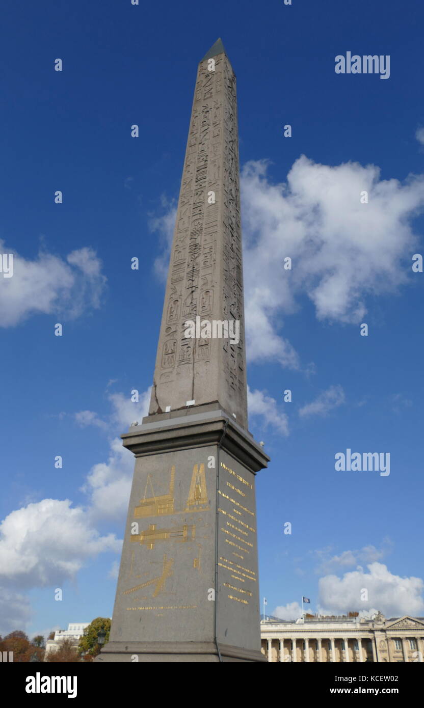 In der Mitte der Place de la Concorde, Paris ist ein gigantischer Obelisk geschmückt mit Hieroglyphen die Verherrlichung der Herrschaft des Pharao Ramses II. Sie ist eine von zwei der ägyptischen Regierung gab der Französischen im 19. Jahrhundert. Der Obelisk markiert den Eingang zum Tempel von Luxor. Die selbst erklärten Khedive von Ägypten, Muhammad Ali Pascha, bot die 3.300-jährige Obelisk von Luxor nach Frankreich im Jahr 1829. Es kam in Paris am 21. Dezember 1833. Drei Jahre später, am 25. Oktober 1836, König Louis Philippe hatte es in der Mitte der Place de la Concorde. Stockfoto