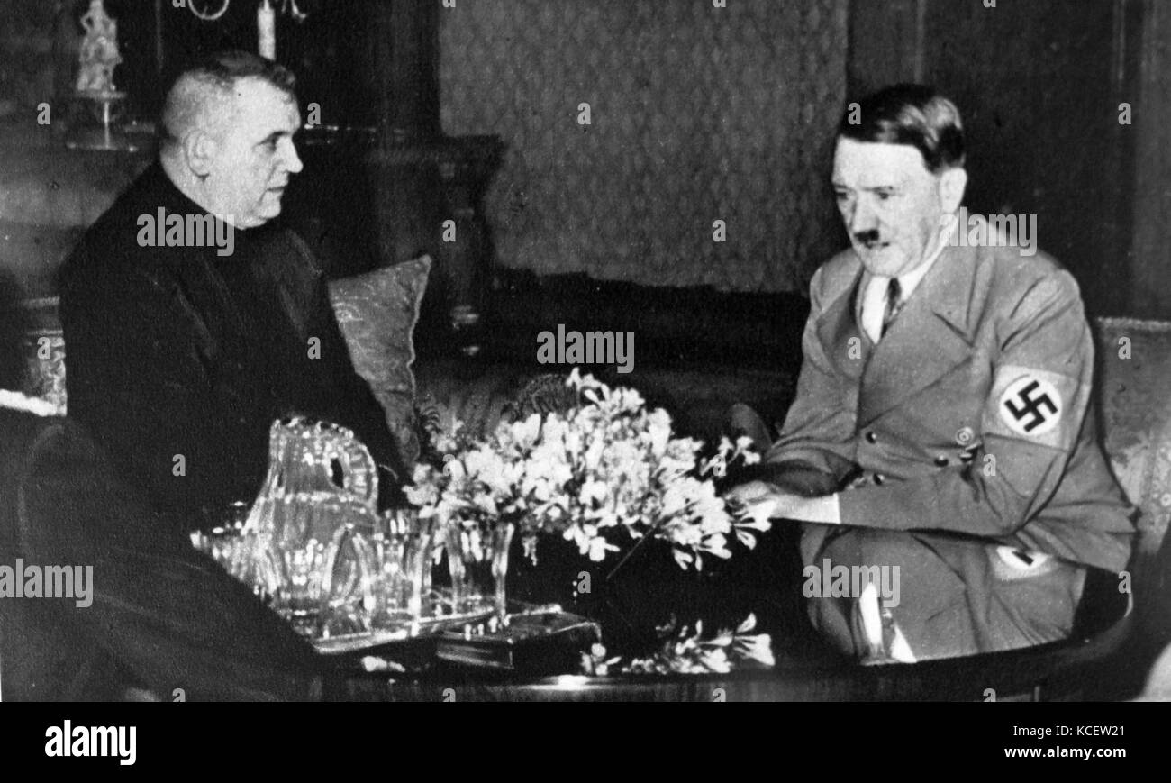 Jozef Tiso (1887-1947), slowakischer Römisch-katholischen Priester, und ein führender Politiker der Slowakischen Volkspartei, trifft Adolf Hitler in Berlin März 1939. Zwischen 1939 und 1945, Tiso war der Kopf der 1939 - 45 Erste Slowakische Republik, ein Staat von Nazi Deutschland Stockfoto