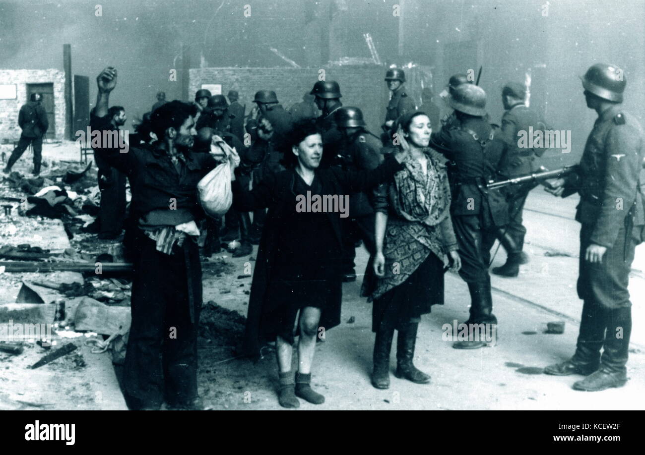 Erfasst die jüdischen Widerstandskämpfer sind weg von der SS im Mai 1943; nach den Aufstand im Warschauer Ghetto im Zweiten Weltkrieg. Stockfoto