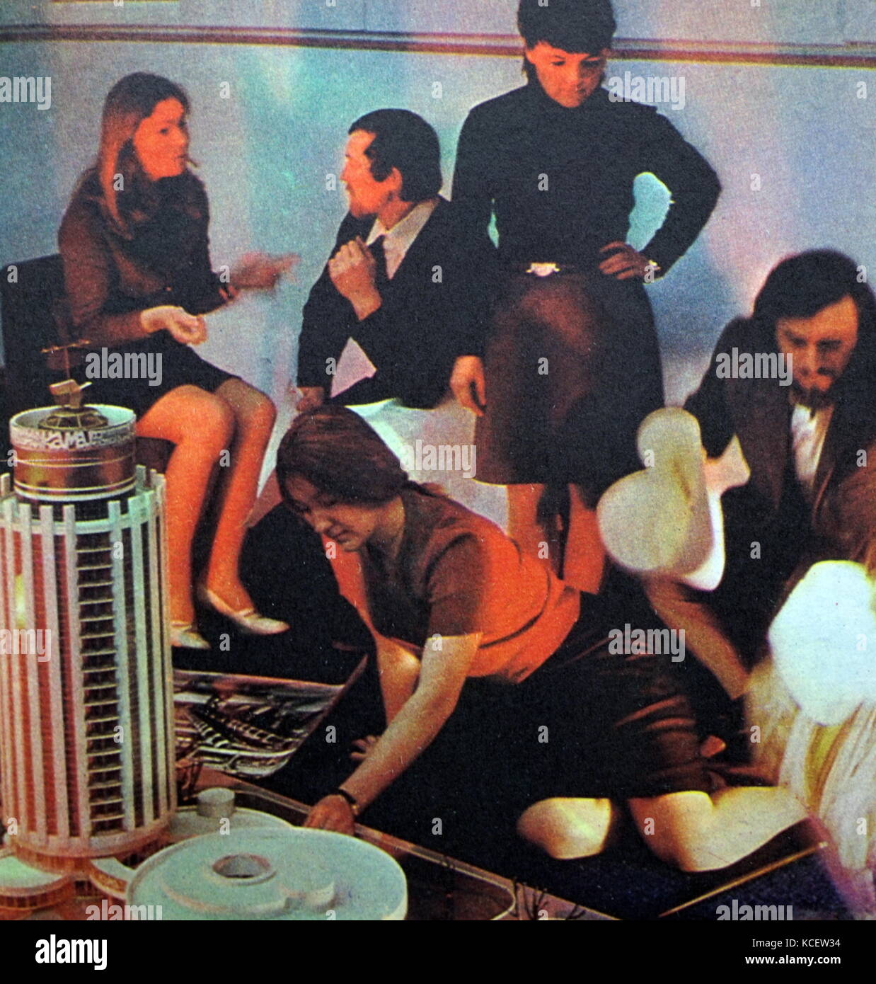 Gruppe der sowjetischen Jugend, versammelt zu hören Musik bis Pop. Circa 1970 Stockfoto