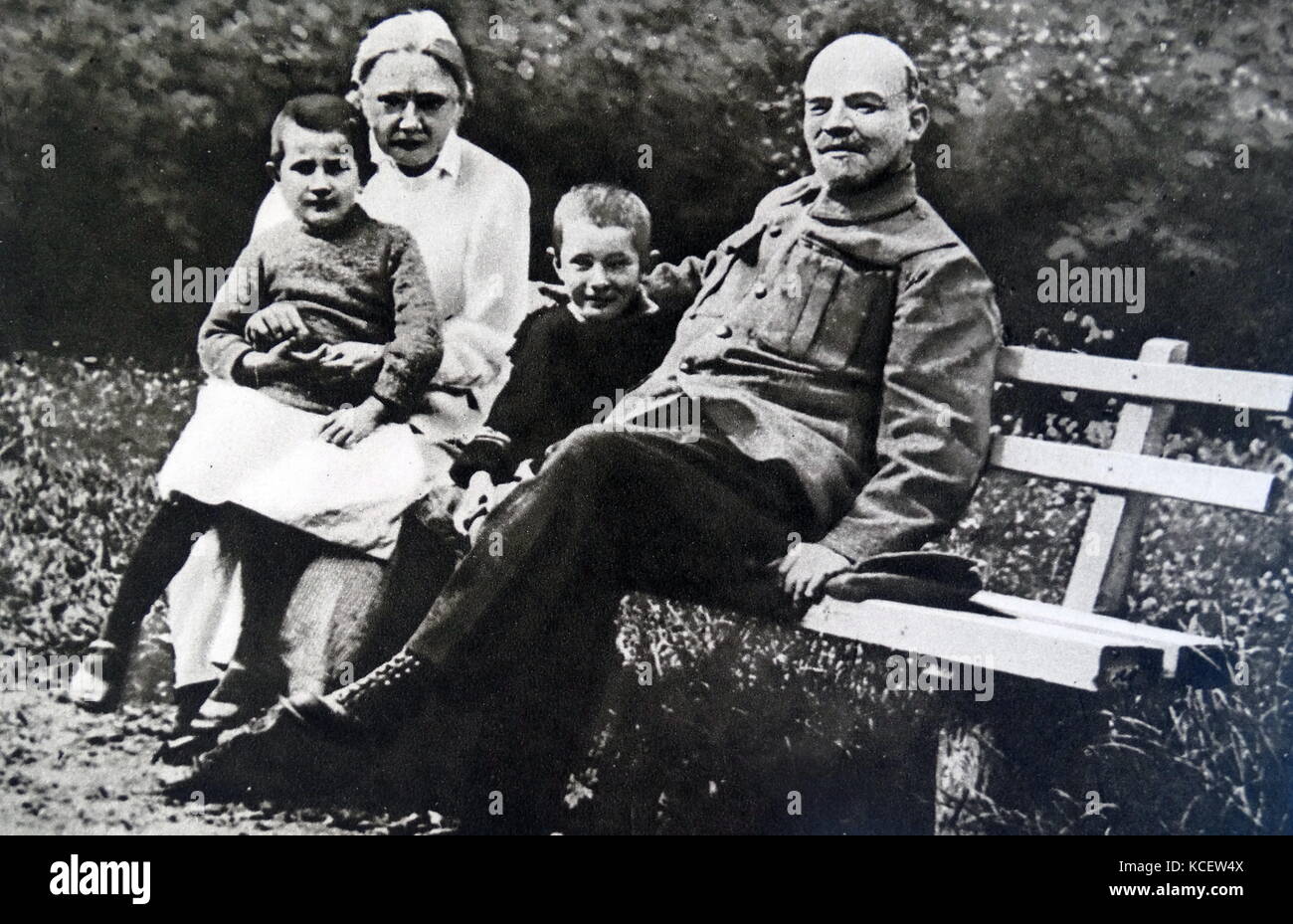 Russische kommunistische Führer, Vladimir Lenin mit seiner Frau Nadeshda Krupskaja, (mit nicht identifizierten Kinder) 1922 Stockfoto