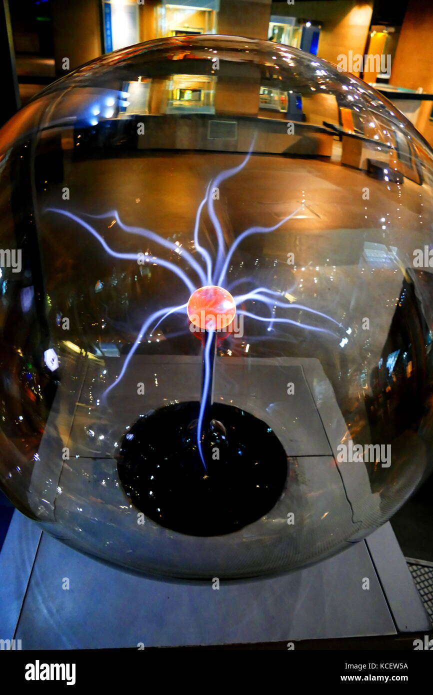 Ein Plasma Kugel oder Plasma Lampe (auch genannt Plasma Kugel, Kuppel, Kugel, Rohr oder Orb, je nach Form) ist (in der Regel) ein klares Glas Kugel mit einer Mischung aus verschiedenen Edelgasen mit einem Hochspannungs-Elektrode in der Mitte der Kugel gefüllt. Plasma Filamente erstrecken sich vom inneren Elektrode an das äußere Glas Isolator, gibt das Aussehen von mehreren Konstanten Balken aus farbigem Licht. Das Plasma Lampe wurde von Nikola Tesla erfunden. Stockfoto