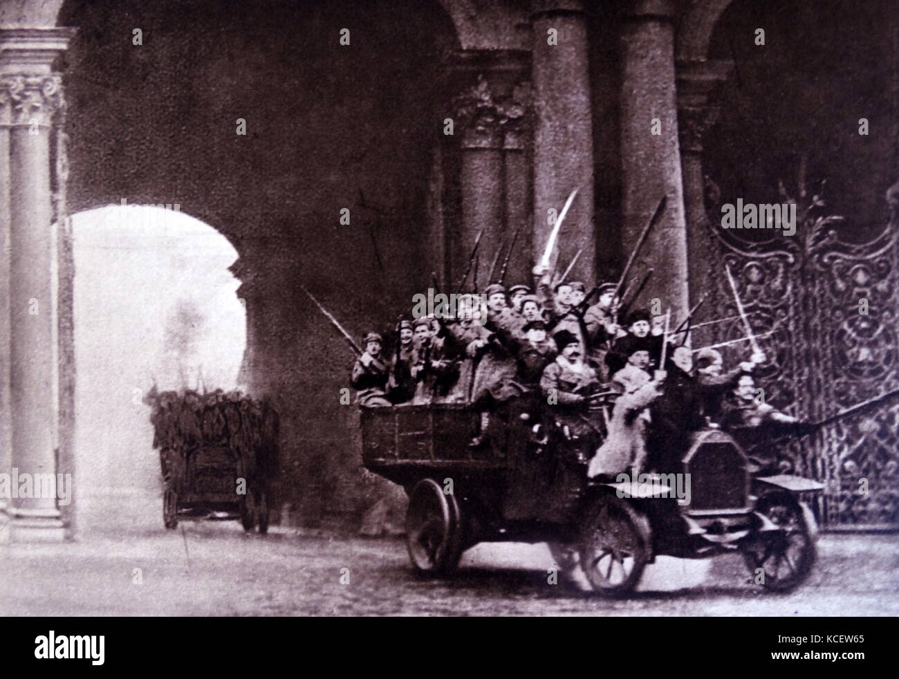 Russische Soldaten fahren Sie durch die Tore des Winterpalais in St. Petersburg während der Russischen Revolution 1917 Stockfoto