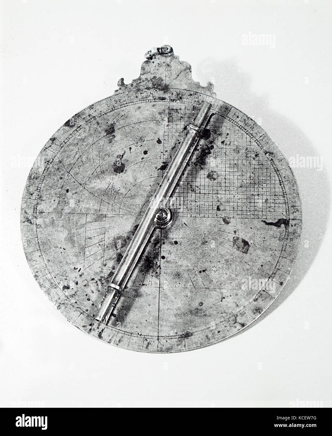 Blick auf die Rückseite einer Messing Astrolabe. Ein astrolabium ist eine aufwendige Neigungsmesser, von Astronomen und Navigatoren verwendet, der Schräglage in den Himmel von einem Himmelskörper, bei Tag oder bei Nacht zu messen. Vom 19. Jahrhundert Stockfoto