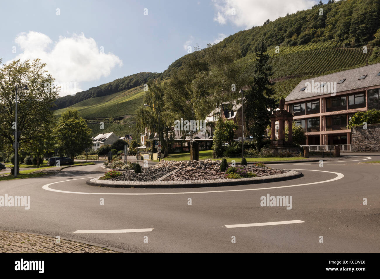 Den Kreisverkehr und Eingang des Dorfes Urzig, in der Mosel, Deutschland Stockfoto