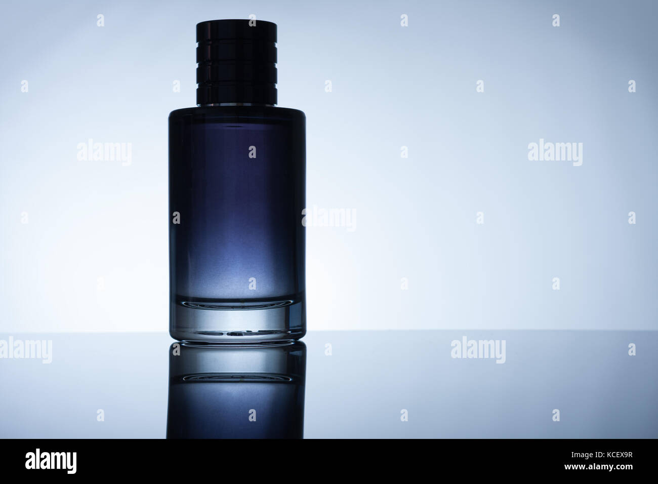 Flasche Parfüm auf Acryl, schwarz Blatt Stockfoto