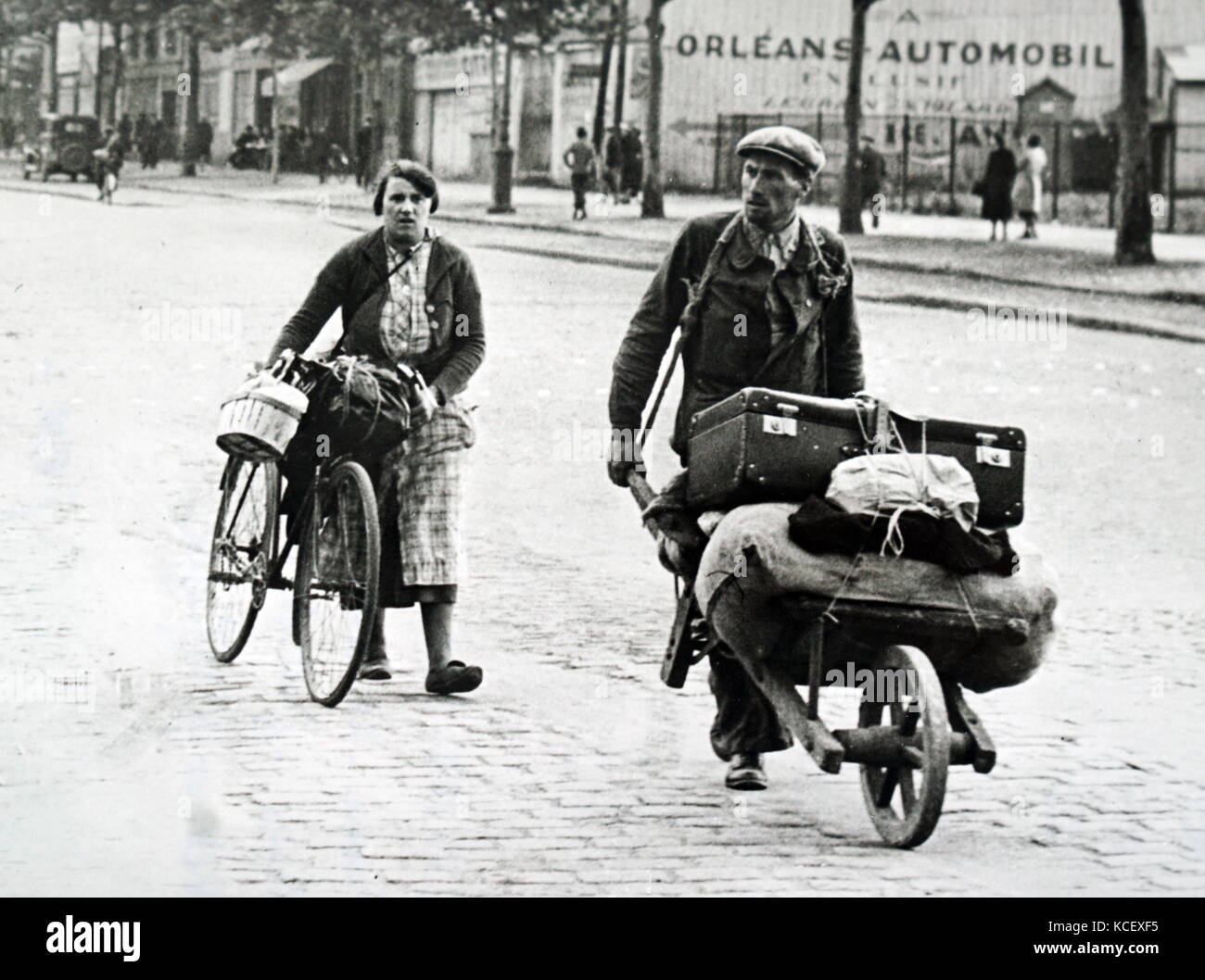 Foto der zurückkehrenden Flüchtlinge in Paris während der deutschen Besetzung Frankreichs 1940. Vom 20. Jahrhundert Stockfoto