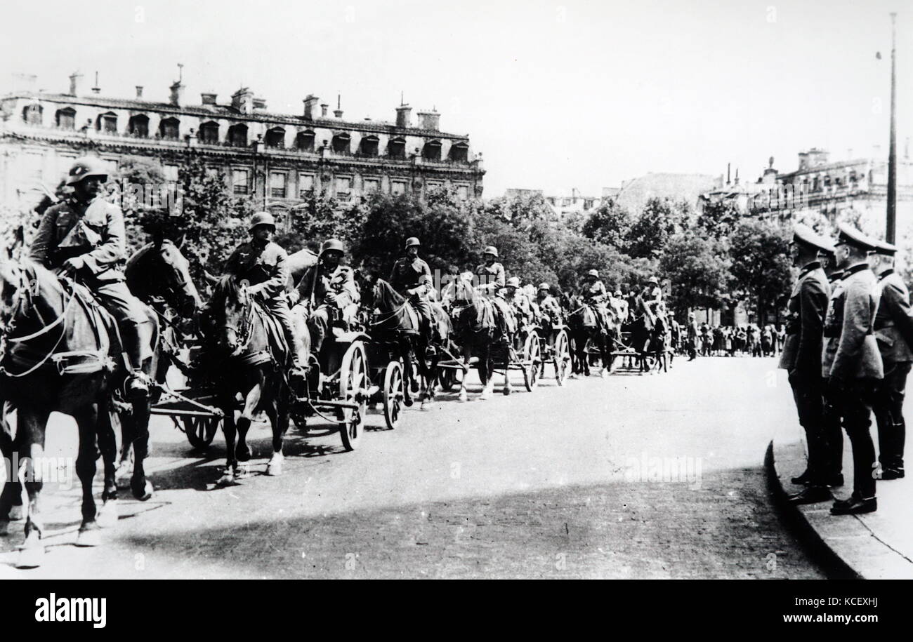 Foto von Fedor von Bock (1880-1945), deutsche Feldmarschall Bewertungen Truppen an der Place de l'Etoile, Paris, während der Invasion Frankreichs 1940 im Zweiten Weltkrieg. Vom 20. Jahrhundert Stockfoto