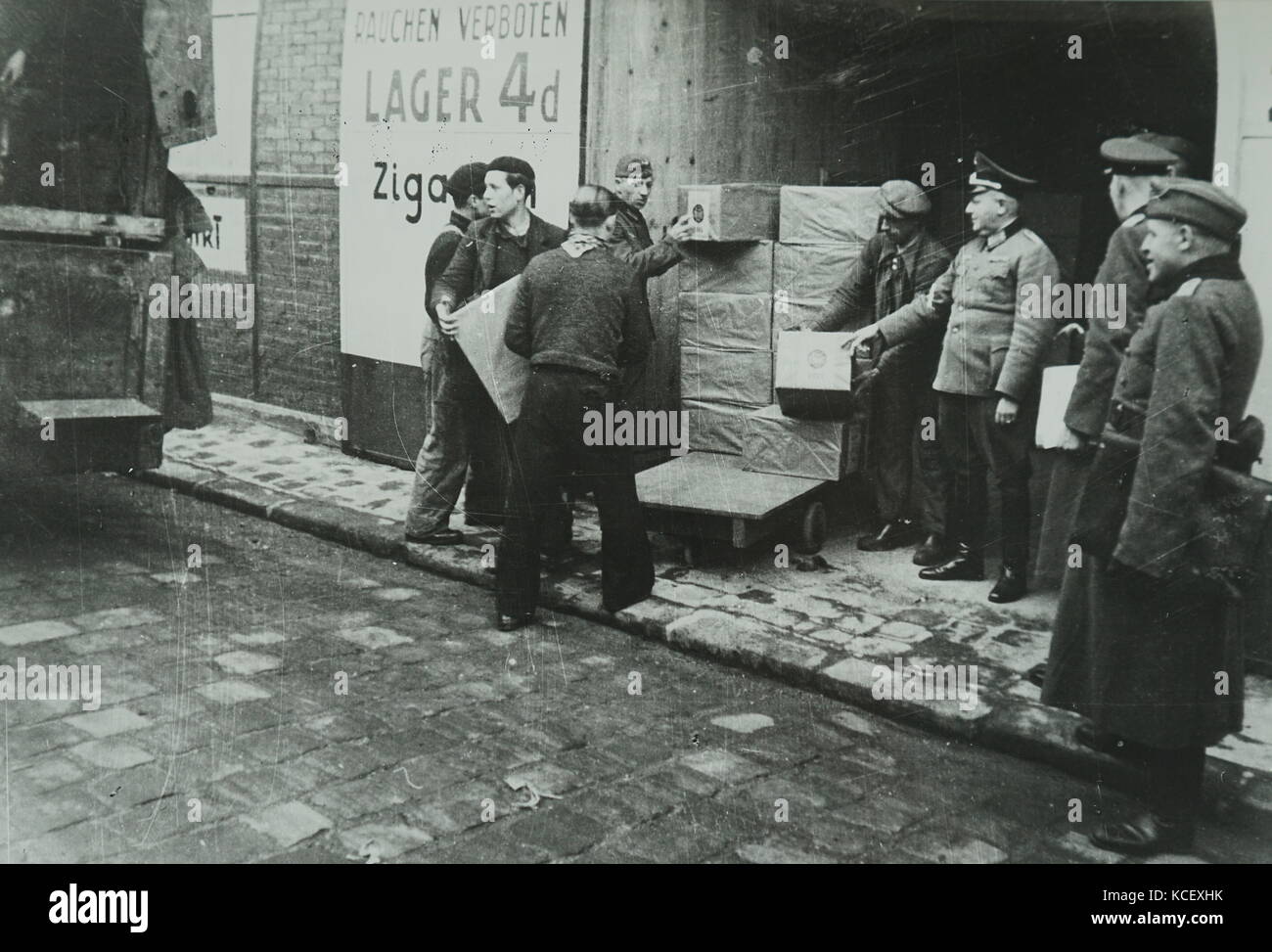 Foto von Lieferungen in einer deutschen Armee Store in Paris geladen werden, während der Invasion Frankreichs 1940 im Zweiten Weltkrieg. Vom 20. Jahrhundert Stockfoto