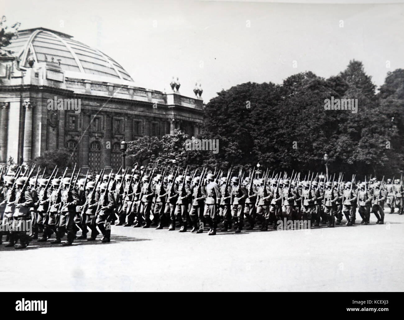 Foto von deutschen Truppen marschieren in der Nähe der Grande Palais in Paris während der deutschen Besetzung Frankreichs im zweiten Weltkrieg. Vom 20. Jahrhundert Stockfoto