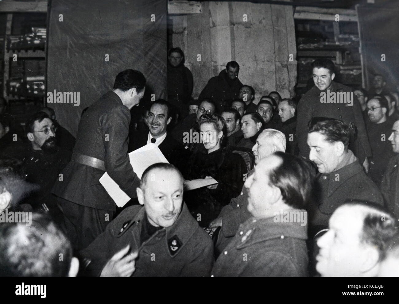Foto von einem Film in Paris während der deutschen Besetzung Frankreichs im zweiten Weltkrieg. 1940. Danielle Darrieux und wurde in der Armee Kino im Film "Battements de Coeur' (Herzschläge), gezeigt wurde. 1940 Danielle Darrieux Yvonne Marie Antoinette (geboren am 1. Mai 1917) Französische Schauspielerin und Sängerin. Henri Decoin (1890 - 1969) war ein französischer Filmregisseur und Drehbuchautor. Vom 20. Jahrhundert Stockfoto