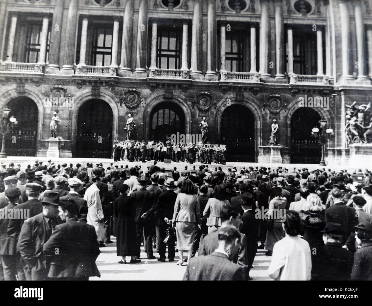 Foto von NS-Soldaten vor einer Kirche singen in Paris während der deutschen Besetzung Frankreichs im zweiten Weltkrieg. Vom 20. Jahrhundert Stockfoto