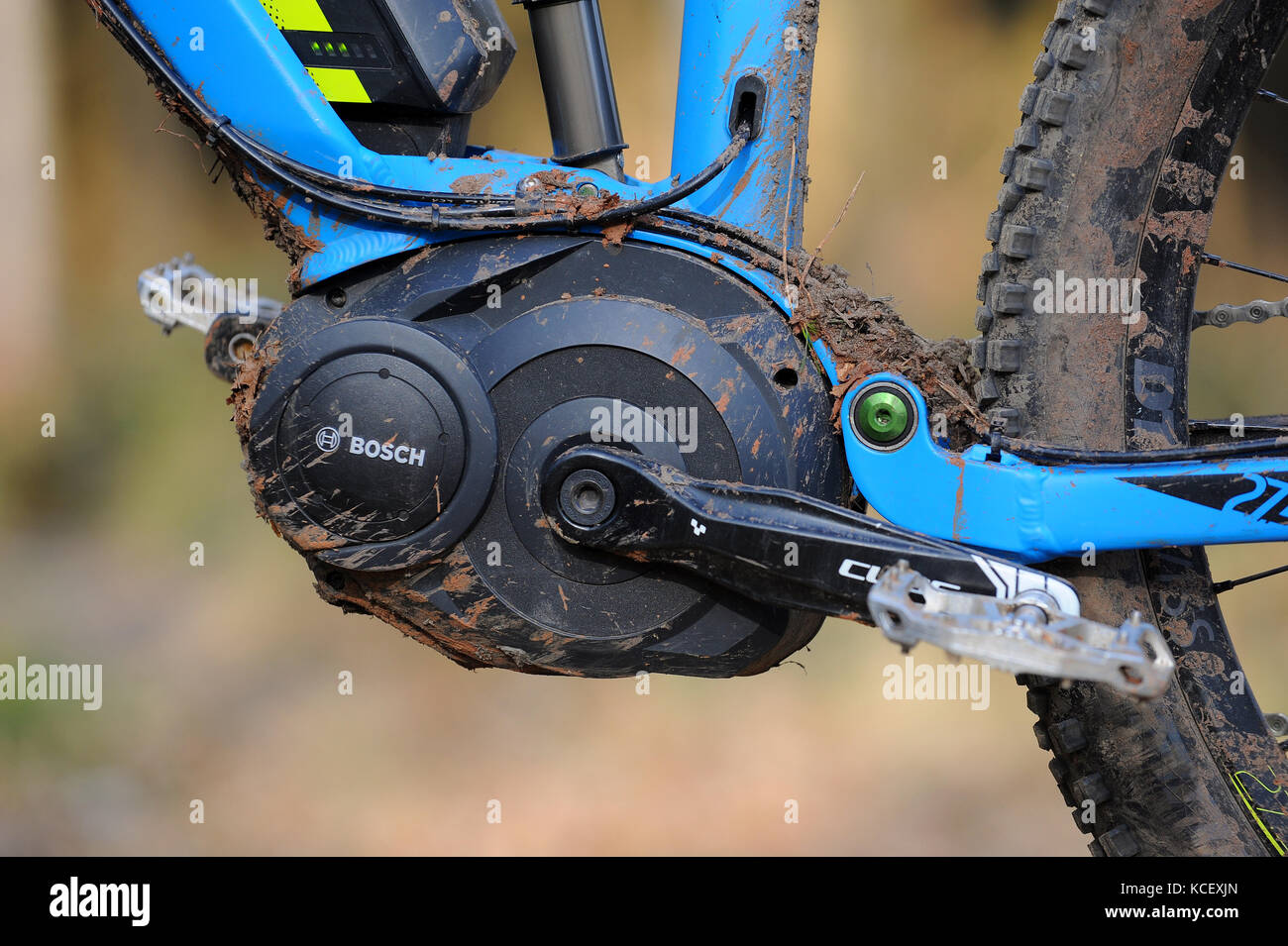 Ein Pedal unterstützen E-Bike Mountainbike mit einem Bosch Elektromotor  Stockfotografie - Alamy