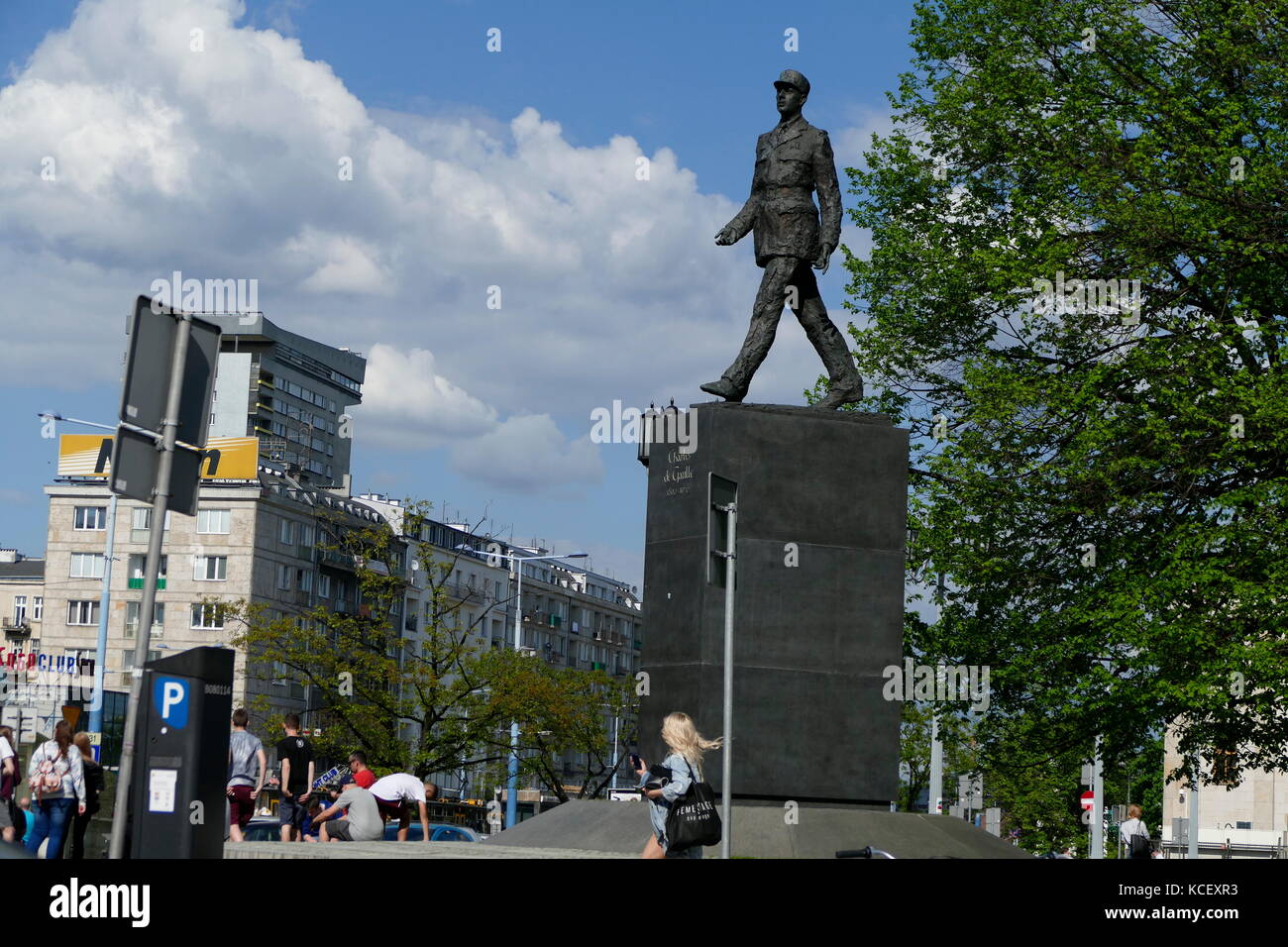 Foto von einer Statue des ehemaligen Präsidenten der Französischen Republik, Charles de Gaulle, ist Gegenstand eines der in Warschau mehr prominente Denkmäler. Schreitenden weg von dem, was einst der Kommunistischen Partei HQ, das Denkmal ist ein Geschenk der französischen Regierung. Vom 21. Jahrhundert Stockfoto