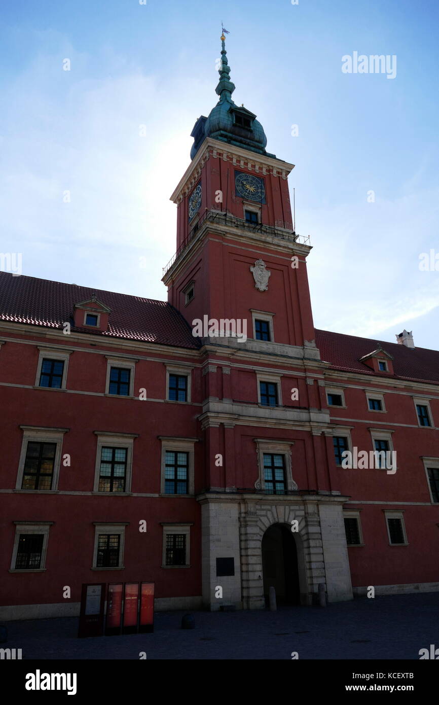 Foto: Das königliche Schloss in Warschau (Zamek Krolewski w Warszawie), der früher als die offizielle Residenz der polnischen Könige serviert. Es ist in der Burg entfernt, am Eingang des Warschauer Altstadt. Verbrannt und von den nationalsozialistischen Deutschen geplündert nach dem Einmarsch in Polen 1939 und 1944 fast völlig zerstört Nach dem Scheitern des Warschauer Aufstandes, wurde das Schloss komplett umgebaut und rekonstruiert. Vom 21. Jahrhundert Stockfoto