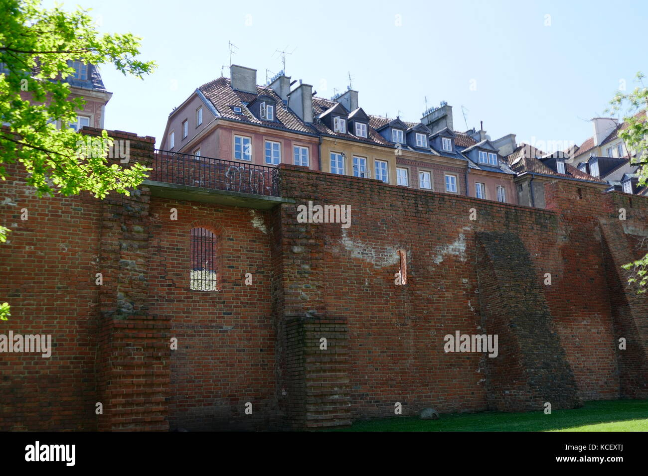 Foto von der Stadtmauer in Warschau, Polen, und eine der wenigen verbliebenen Relikte des komplexes Netzwerk von historischen Befestigungsanlagen, die nach Warschau umgeben. Vom 21. Jahrhundert Stockfoto