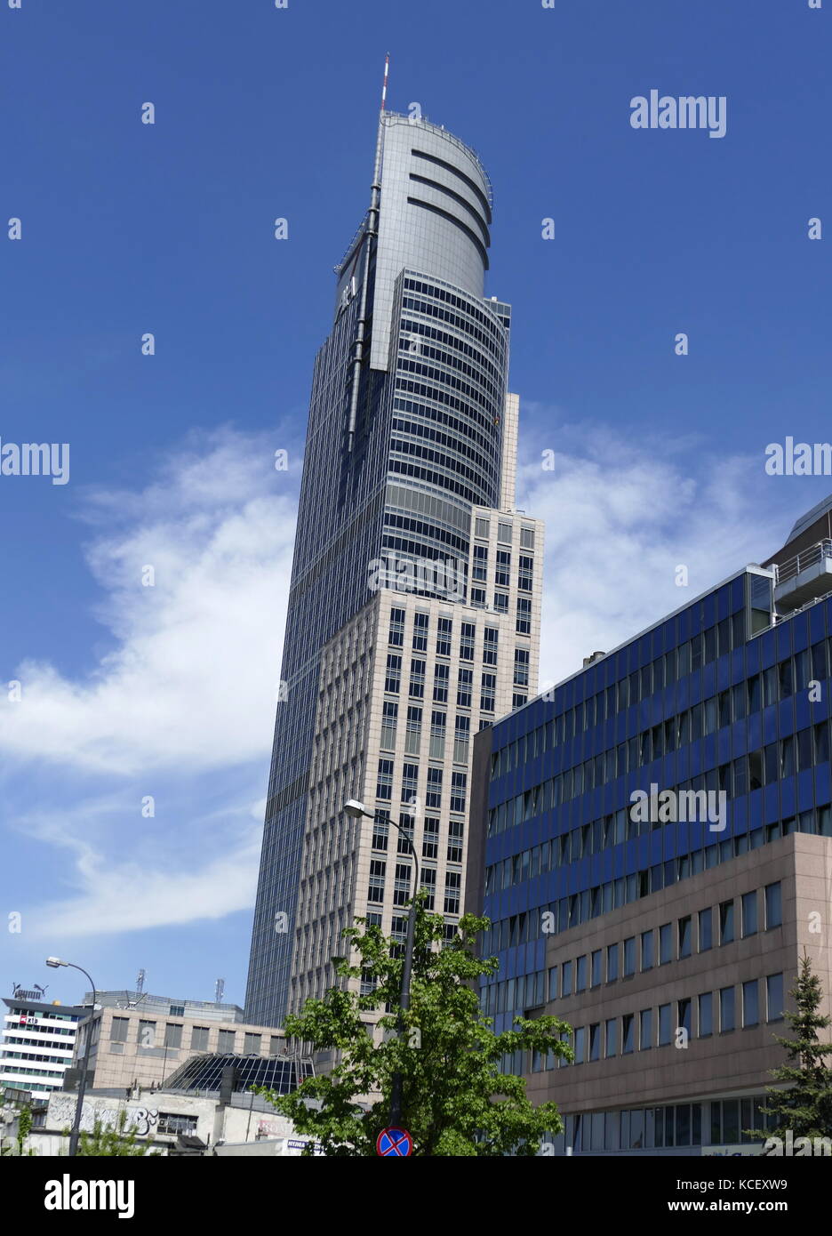 Foto der Warsaw Trade Tower (WTT) einen Wolkenkratzer in Warschau. Es wurde 1999 fertiggestellt. Moderne Wolkenkratzer in Warschau Polen mark Übergang des Landes in einem freien Markt, post-kommunistischen wirtschaftlichen Macht. Vom 21. Jahrhundert Stockfoto