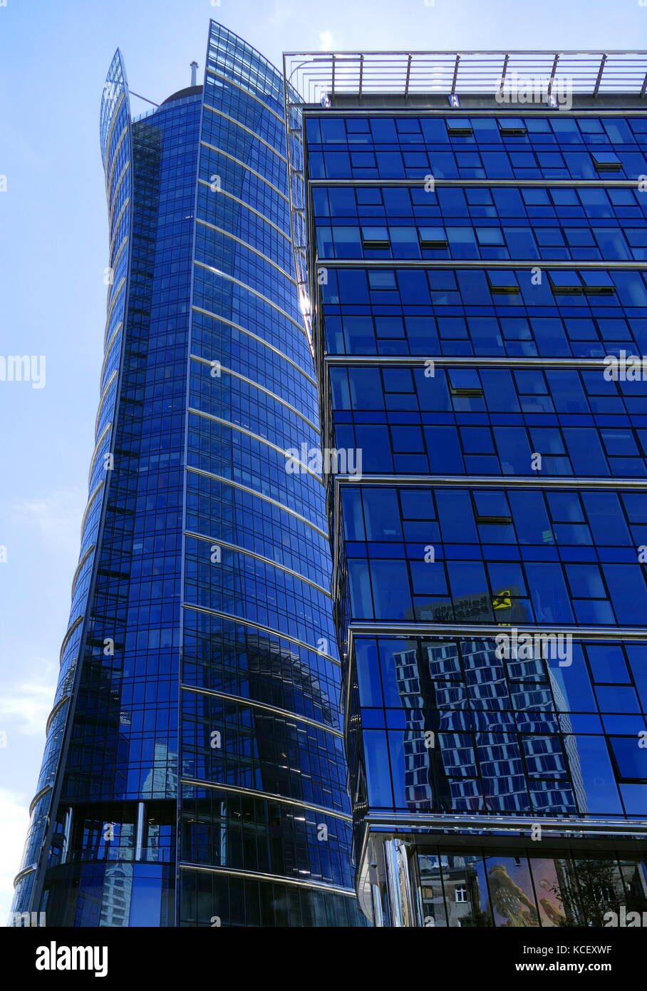 Foto des Warschauer Spire ist ein Komplex von Neomodern Bürogebäude in Warschau, Polen, gebaut von der Belgischen Immobilienentwickler Ghelamco. Es besteht aus einem 220 Meter hohen Turm mit einem hyperboloid Glasfassade, Warschau Spire A. vom 21. Stockfoto