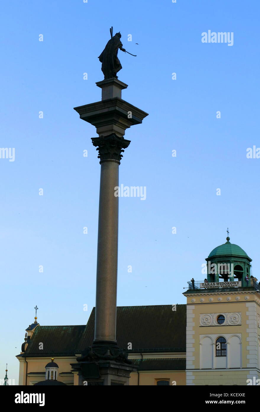 Foto von Sigismunds Spalte (Kolumna Zygmunta), ursprünglich errichtet im Jahre 1644, ist im Castle Square, Warschau, Polen entfernt und ist eines der berühmtesten Wahrzeichen von Warschau. Die Spalte und die Statue Gedenken an König Sigismund III Vasa, der im Jahre 1596 die Hauptstadt Polens von Krakau nach Warschau verschoben hatte. Vom 21. Jahrhundert Stockfoto