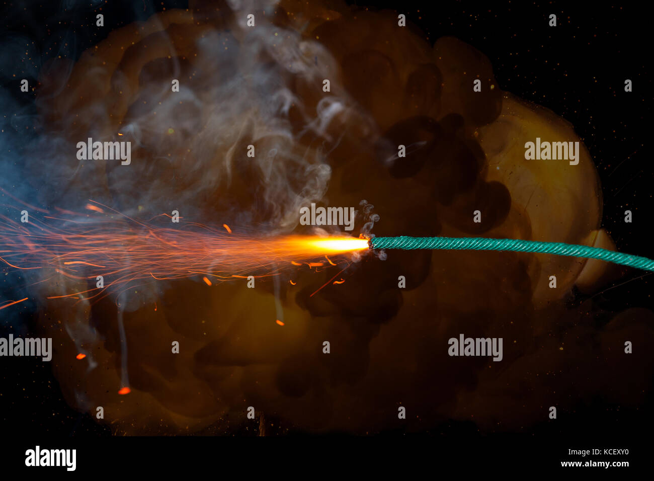 Sicherung burneng auf schwarzem Hintergrund Stockfoto
