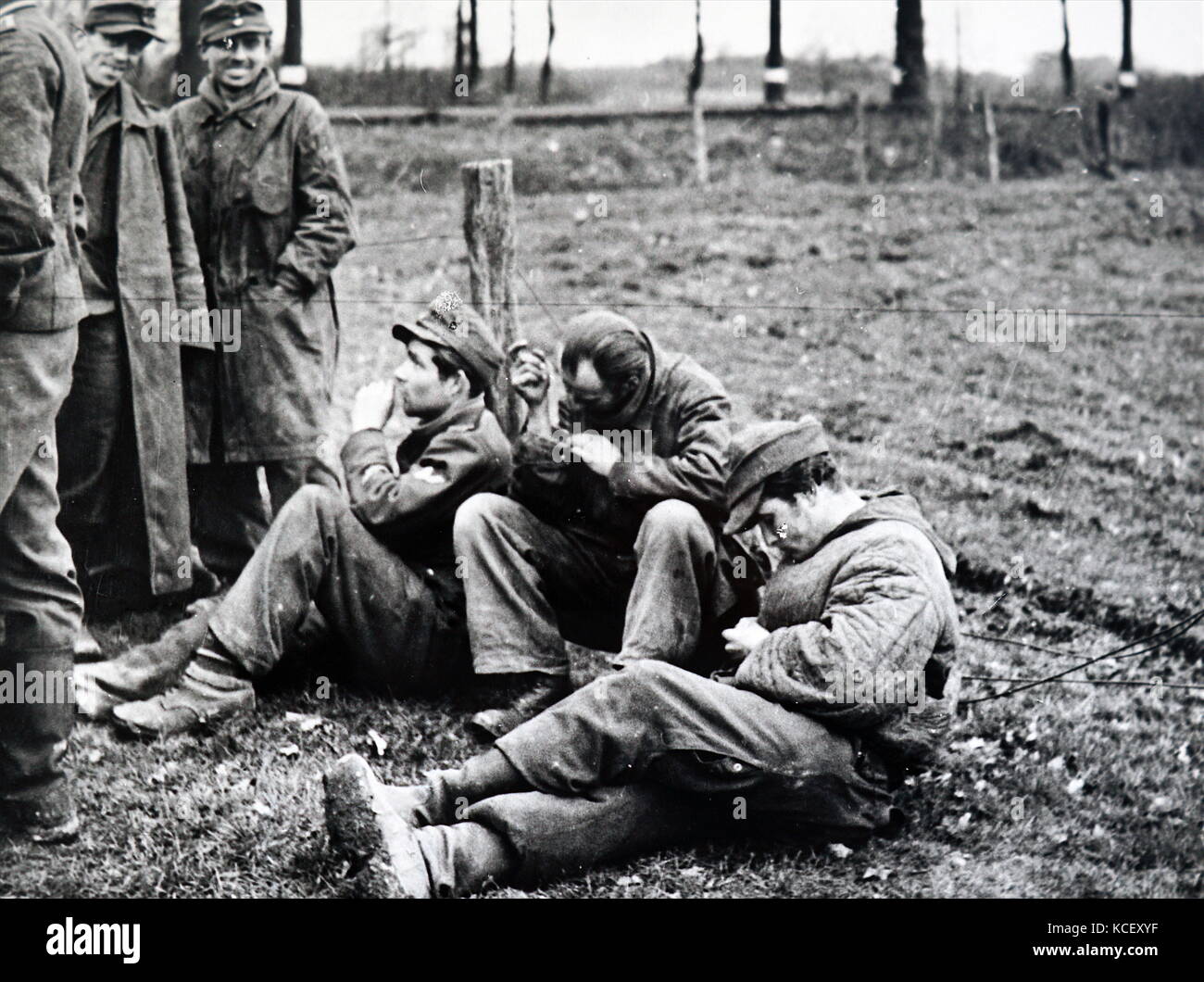 Foto von deutschen Kriegsgefangenen in Frankreich 1944 während des Zweiten Weltkriegs. Vom 20. Jahrhundert Stockfoto