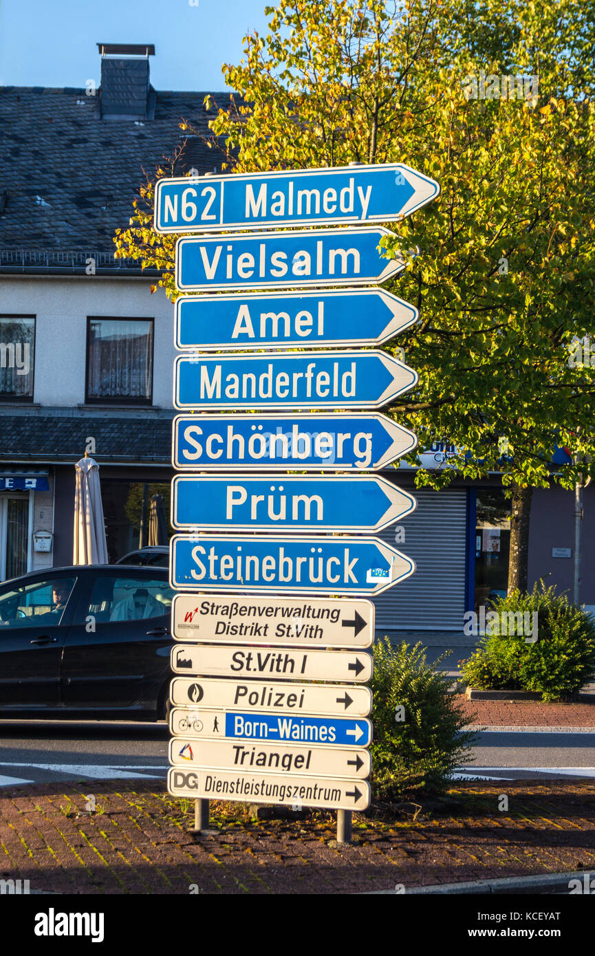 Straße Schild Reiseziele in Deutsch, St. Vith, Ostbelgien (Kantone de l'Est), Belgien Stockfoto