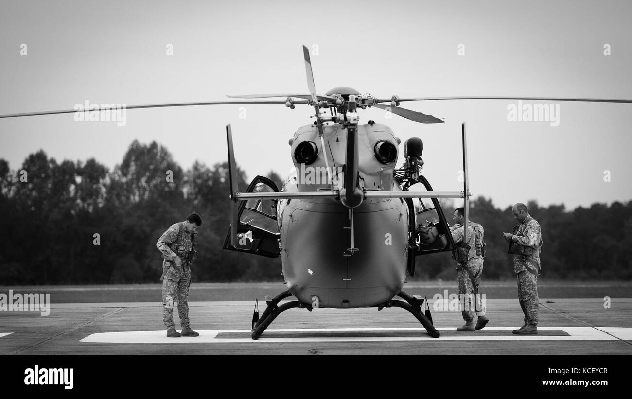 Soldaten des South Carolina National Guardճ 2-151st Security and Support Aviation Battalion (SSAB) leisten Luftunterstützung für die lokalen Behörden und die South Carolina Emergency Management Division (SCEMD) und bereiten Ҧorward locationsӠin sich auf eine landesweite Reaktion auf Hurrikan Matthew, 6. Oktober 2016, Walterboro und Küstengebiete vor. S.C. während der Evakuierungsphase der Reaktion setzte die 2-151.SSAB zwei LUH-72A Lakota Hubschrauber und Verwandte Besatzungen an die Küste, um den Verkehr zu überwachen und Informationen an die Rettungskräfte zu übermitteln. Ungefähr 2,000 South Carolina Nation Stockfoto