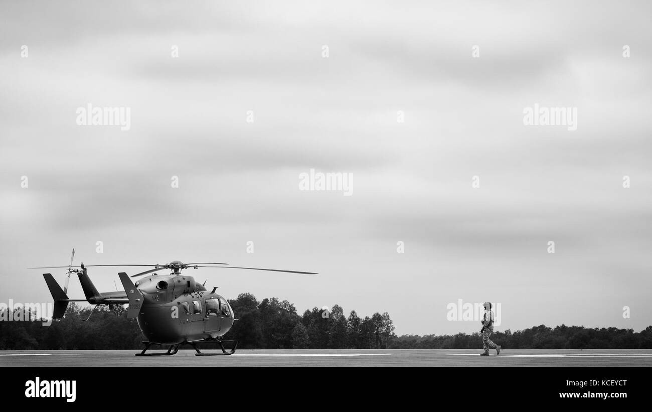 Soldaten des South Carolina National Guardâs 2-151st Security and Support Aviation Battalion (SSAB) leisten Luftunterstützung für die lokalen Behörden und die South Carolina Emergency Management Division (SCEMD) und inszenieren in âforward locationsâ in Vorbereitung auf eine landesweite Reaktion auf Hurrikan Matthew, 6. Oktober 2016, Walterboro und Küstengebiete, S.C. während der Evakuierungsphase der Reaktion setzte die 2-151.SSAB zwei LUH-72A Lakota Hubschrauber und Verwandte Besatzungen an die Küste, um den Verkehr zu überwachen und Informationen an die Rettungskräfte zu übermitteln. Ungefähr 2,000 South Carolina Nat Stockfoto