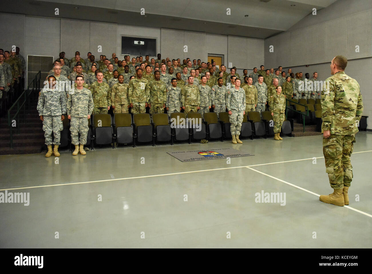 Soldaten an der grundlegenden Führer Kurs Klasse Nummer 007-17 über 218 Regional Training Institut des South Carolina National Guard Absolvent an mccrady Training Center in Eastover, South Carolina, 21. April 2017. (U.s. Army National Guard Foto von spc. Chelsea Baker) Stockfoto