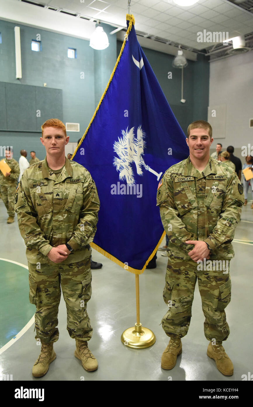 Us-Armee Sgt. tiffany Mullen und Sgt. Nathan corley mit den 132 Militärpolizei Unternehmen in West Columbia, South Carolina feiern den Abschluss ihrer grundlegenden Führer Kurs während der Promotion an mccrady Training Center in Eastover, South Carolina, 21. April 2017. Der Kurs wurde von 218 regionalen Institut der South Carolina National Guard verwaltet. (U.S. Army National Guard Foto von spc. Chelsea Baker) Stockfoto