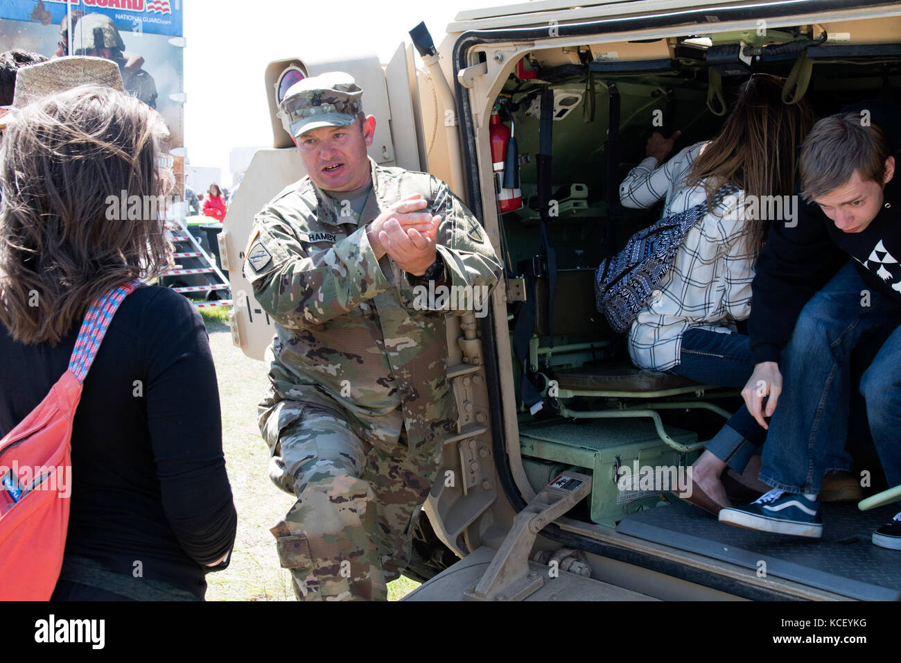 Südcarolina nationale Schutz Soldat, Staff Sgt. Billy hamby, ein Unternehmen, das 4 118 Infanterie Bataillon, beschreibt die Bradley Fighting Vehicle Fähigkeiten während der South Carolina National Guard in der Luft und am Boden expo Mai, 6. bei mcentire joint National Guard Base, South Carolina. Diese Expo ist eine kombinierte Waffen Demonstration der Fähigkeiten der South Carolina National Guard und Soldaten und sagen Danke für die Unterstützung von Kollegen Südcarolinians und der umgebenden Gemeinschaft. (South Carolina National Guard Foto von Sgt. Brad mincey, 108 öffentliche Angelegenheiten Abteilung) Stockfoto