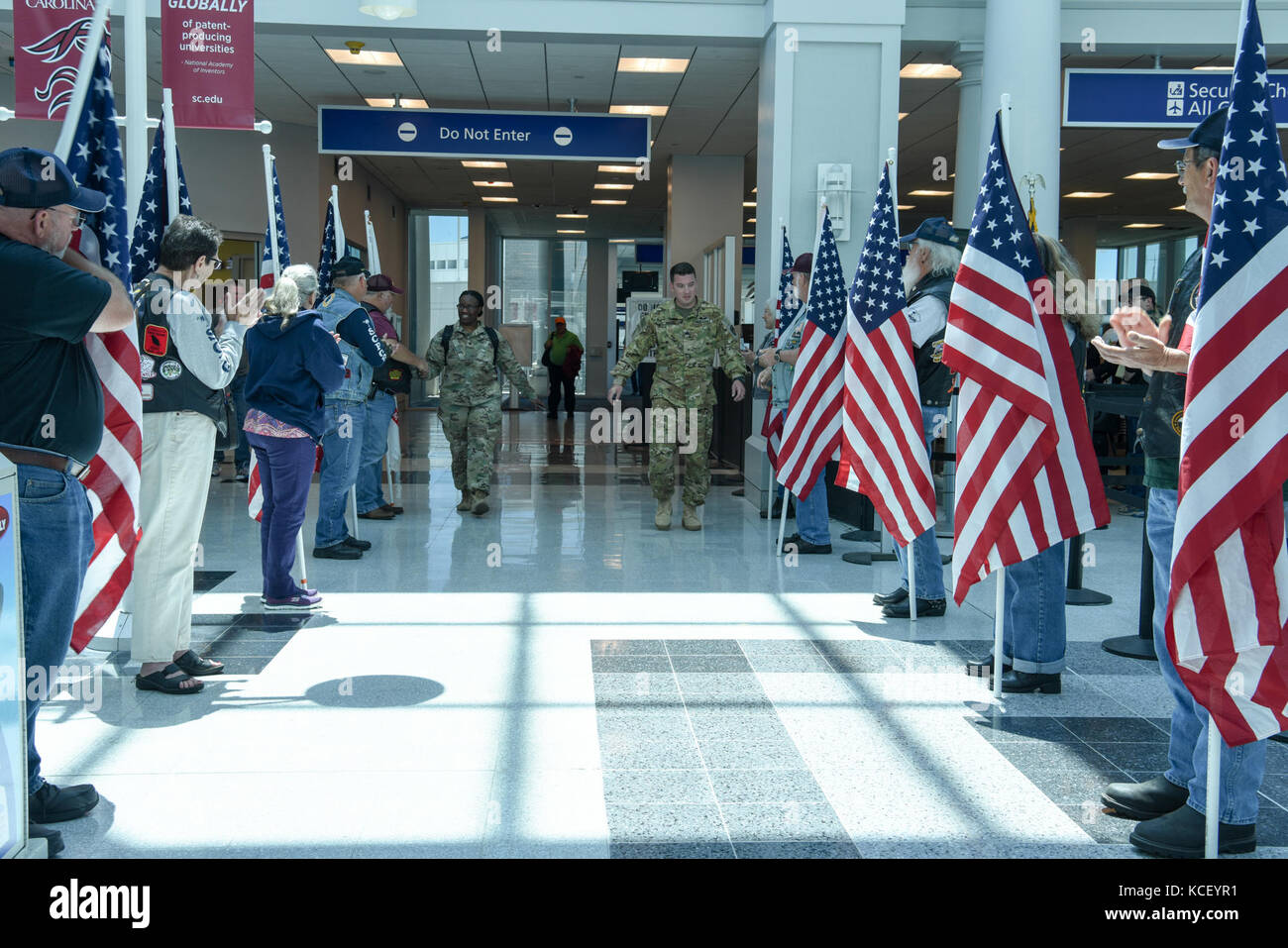 Us-Armee Soldaten zu den South Carolina Army National Guard Firma a, 1-111 th allgemeine Unterstützung der Luftfahrt und das Bataillon der 642 . Aviation support Bataillons, Rückkehr in die Heimat in Columbia, South Carolina zugeordnet, 2. Mai 2017 von einer Bereitstellung in Kuwait. Das die Soldaten waren für etwa neun Monate zur Unterstützung der Operation spartan Schild eingesetzt. (U.s. Army National Guard Foto von spc. Chelsea Baker) Stockfoto