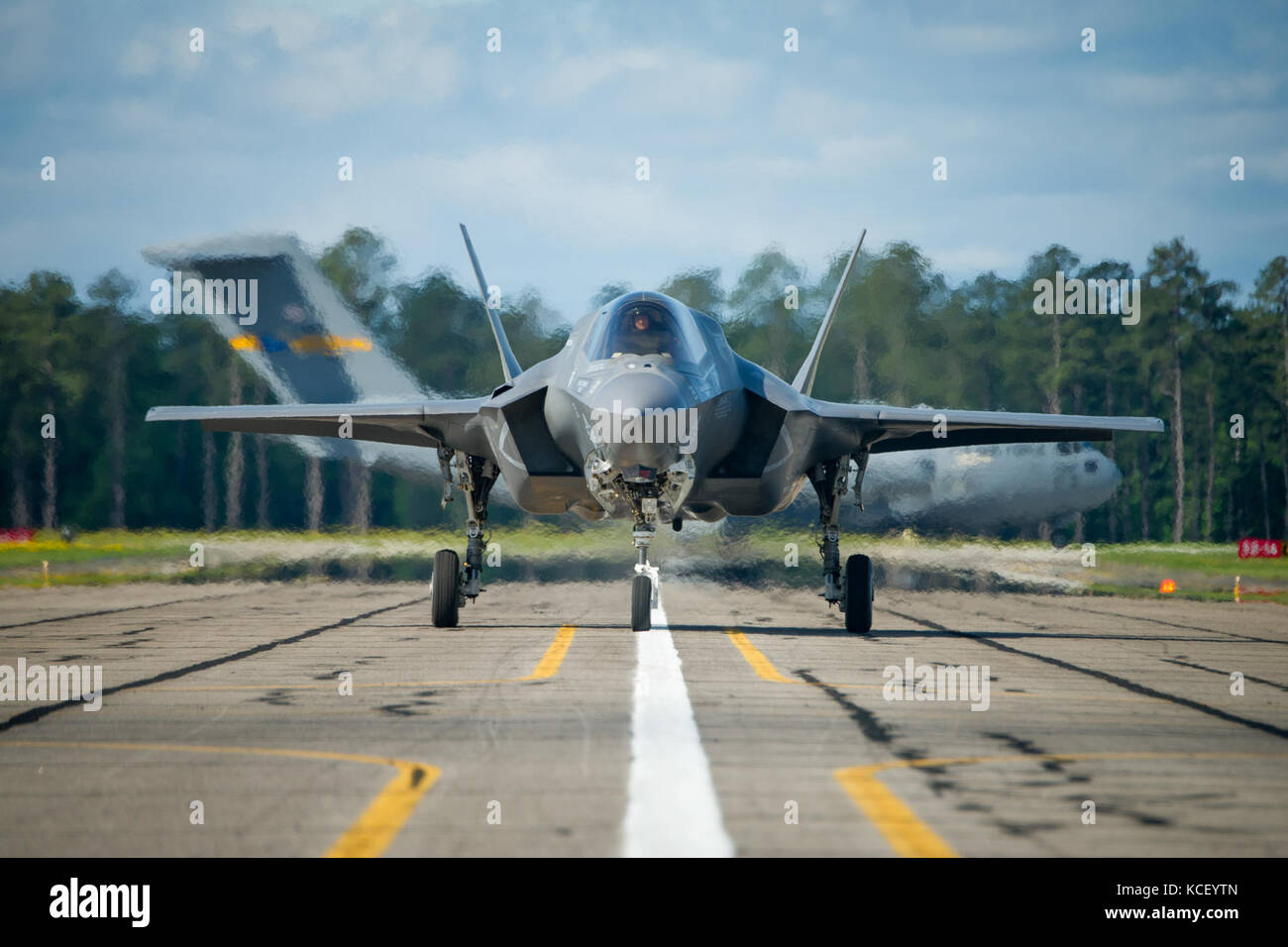 Us Marine Corps maj. Brian Bann, ein Pilotprojekt zu vmfat-501 bei Marine Corps Air Station Beaufort, kommt in ein F-35b Blitz ii für die South Carolina National Guard in der Luft und am Boden Expo bei mcentire joint National Guard Base, South Carolina, 5. Mai 2017. Diese Expo ist eine kombinierte Waffen Demonstration der Fähigkeiten von South Carolina National Guard Flieger und Soldaten und sagen Danke für die Unterstützung von Kollegen Südcarolinians und der umgebenden Gemeinschaft. (U.s. Army National Guard Foto von Sgt. Brian Calhoun) Stockfoto