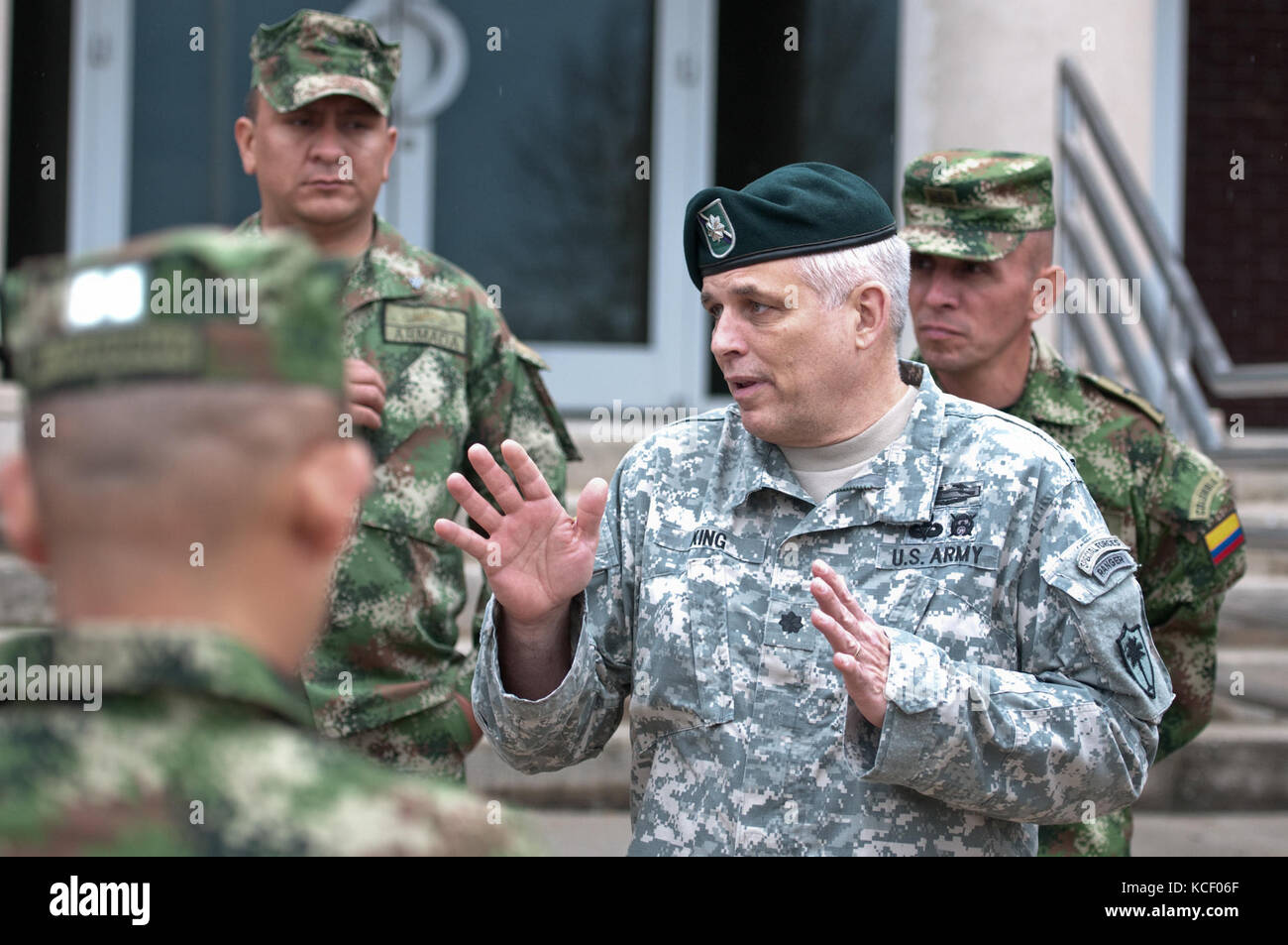 Ein Team von South Carolina National Guard (scng) Offiziere mit der s.c. state Partnership Program (SPP) Escorts ein Team des kolumbianischen Militärs, die während eines Besuchs auf der s.c. Emergency Management Division (scemd), Columbia, s.c., Mar. 5, 2015. Der Zweck dieses Besuchs ist die Logistik der Emergency Management, Planung, Verfahren und Funktionen, die mit der kolumbianischen Delegation, die in den Geltungsbereich der breiteren spp Auftrag und Zweck, insbesondere bei dieser Begehung lag der Schwerpunkt auf wachsam Guard sc 15 (VG-15), eine fortlaufende, acht Tage, Feld Ausübung gehalten. März 5-12. VG-15 erfolgt bei zahlreichen Lage Stockfoto