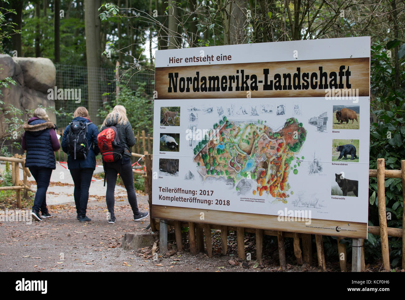 Osnabrück, Deutschland. Oktober 2017. Besucher der teilweise bereits geöffneten nordamerikanischen Tierwelt „Manitoba“ im Zoo in Osnabrück, Deutschland, 4. Oktober 2017. Vier männliche Hudson Bay Wölfe leben kürzlich im Zoo. Quelle: Friso Gentsch/dpa/Alamy Live News Stockfoto