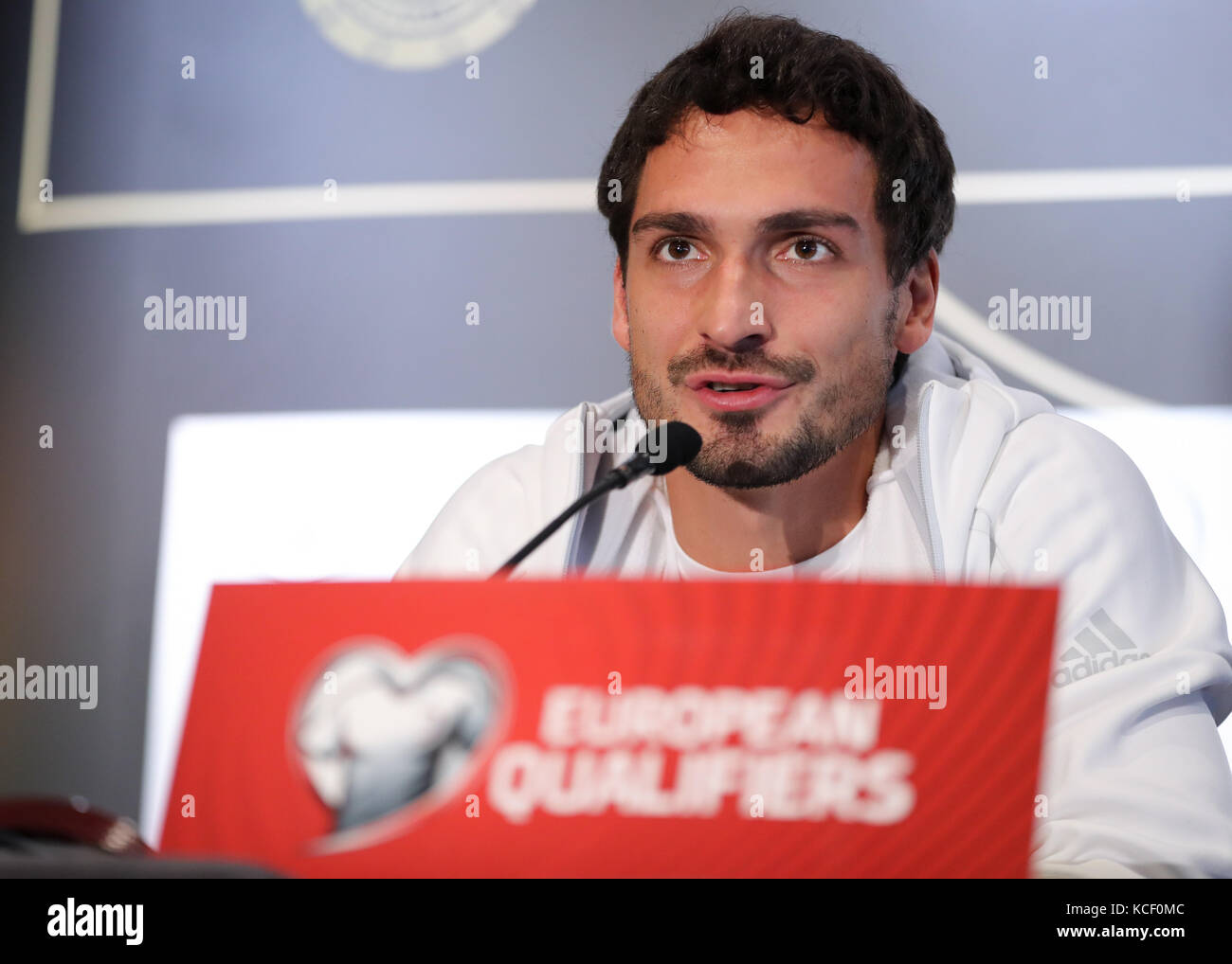 Belfast, Großbritannien. Oktober 2017. Der Deutsche Mats Hummels bei einer Pressekonferenz im Mannschaftshotel vor dem Qualifikationsspiel der WM zwischen Nordirland und Deutschland am 4. Oktober 2017 in Belfast, Großbritannien. Quelle: Christian Charisius/dpa/Alamy Live News Stockfoto