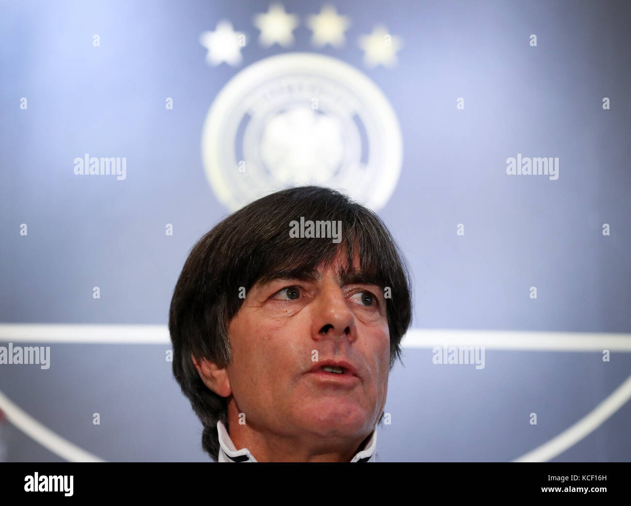 Belfast, Großbritannien. 4. Oktober 2017. Bundestrainer Joachim Loew, fotografiert auf einer Pressekonferenz vor dem WM-Qualifikationsspiel zwischen Nordirland und Deutschland im Mannschaftshotel in Belfast, Großbritannien, am 4. Oktober 2017. Quelle: Christian Charisius/dpa/Alamy Live News Stockfoto