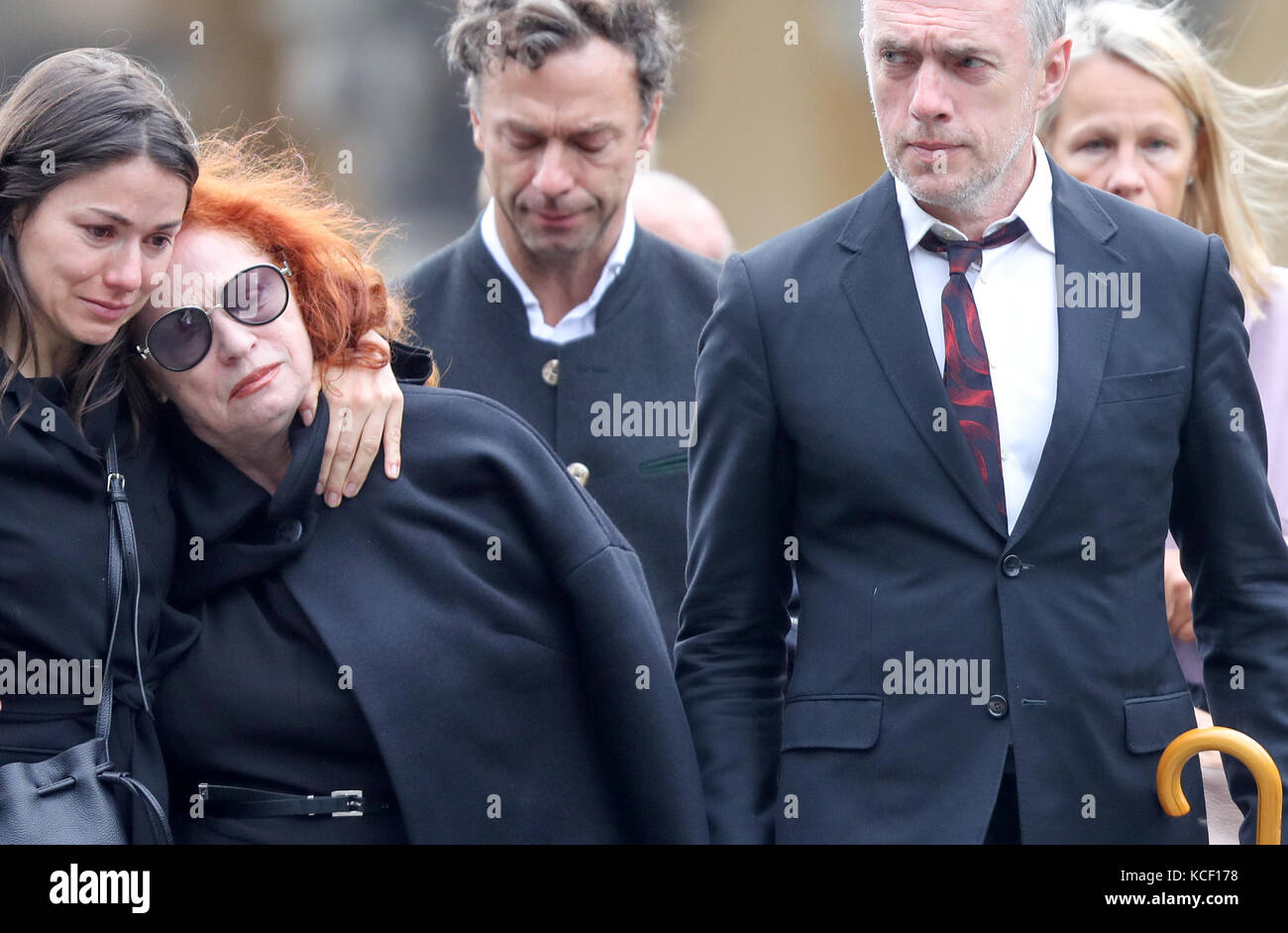 Leipzig, Deutschland. Oktober 2017. Oskar Rink (l-r), Tochter des Malers Arno Rink, seiner Witwe Christine und des Malers Neo Rauch folgen dem Begräbniszug zum Begräbnis des Malers Arno Rink auf dem Leipziger Südfriedhof am 4. Oktober 2017. Der Maler und die Schublade starben Anfang September und wurde nun in Anwesenheit von Familienmitgliedern, Freunden und Künstlerkollegen begraben. Die in Thüringen geborene Rink gilt als einer der Gründer der Neuen Leipziger Schule. Er starb am 5. September im Alter von 76 Jahren. Quelle: Jan Woitas/dpa-Zentralbild/dpa/Alamy Live News Stockfoto