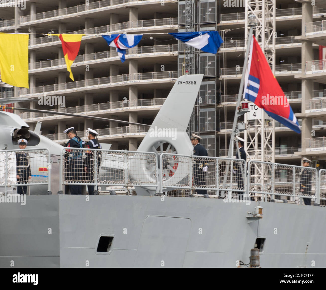 London, 4. Oktober 2017 chinesische Kriegsschiffe - Typ 54a Fregatten huanggang und eine gute Yangzhou bezahlen wird auf Besuch in London. Stockfoto
