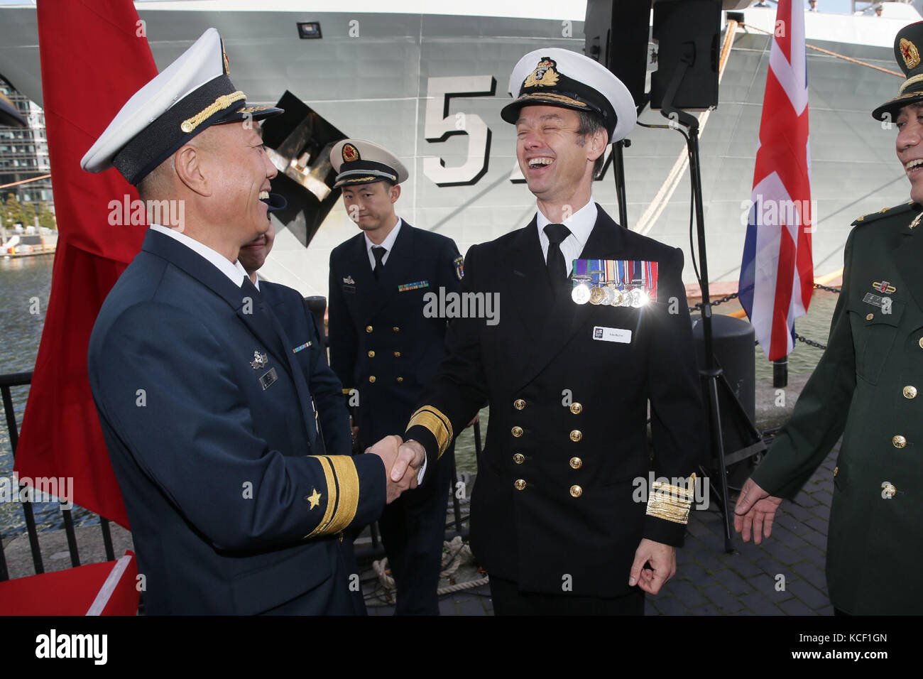 London, Großbritannien. 3. Okt 2017. Chinas 26 naval Escort fleet Commander Wang zhongcai (l, vorne) Hände schüttelt mit britischer Konteradmiral alex Burton bei der Begrüßungszeremonie in China 26 Naval escort Flotte in London, Großbritannien, auf okt. 3, 2017. Chinas 26 Naval escort Flotte kam hier Dienstag für einen 5-tägigen freundlichen Besuch in Großbritannien. Dies ist das erste Mal für die chinesischen Schiffe zu einem offiziellen Besuch in die britische Hauptstadt zu bezahlen. Credit: Tim Irland/Xinhua/alamy leben Nachrichten Stockfoto