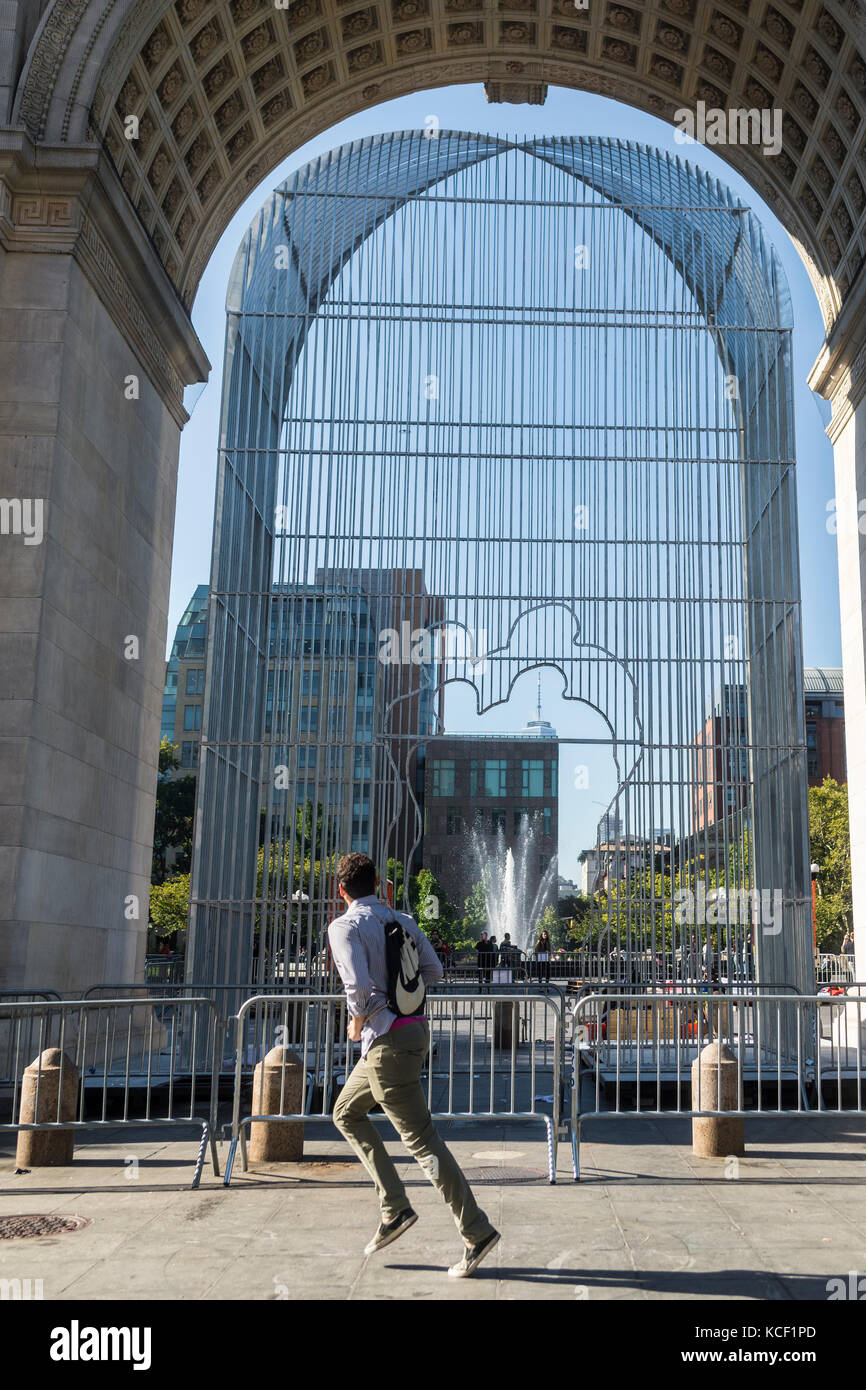 New York, USA. 4. Okt, 2017. Installation für's al Weiwei skulpturale Installation "Gute Zäune machen gute Nachbarn beginnt." Die Installation 300 Skulpturen an verschiedenen Orten in New York City und ist schiefergedeckt, von Oktober bis Februar, in Verbindung mit dem 40-jährigen Jubiläum der Public Art Fund. Nach Dissidenten und Menschenrechtler zu Chinesen Ai Weiwei, die Arbeit der internationalen Migration Krise und aktuellen globalen geopolitischen Landschaft credit inspiriert ist: Stacy walsh Rosenstock/alamy leben Nachrichten Stockfoto