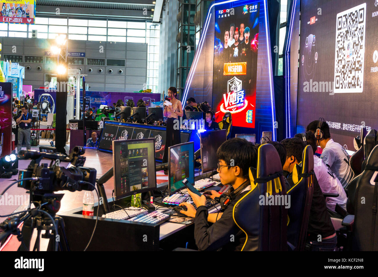 Video gamers in einem multiplayer Kopf Wettbewerb im Shenzhen Spiel 2017 fair zu Kopf. Stockfoto